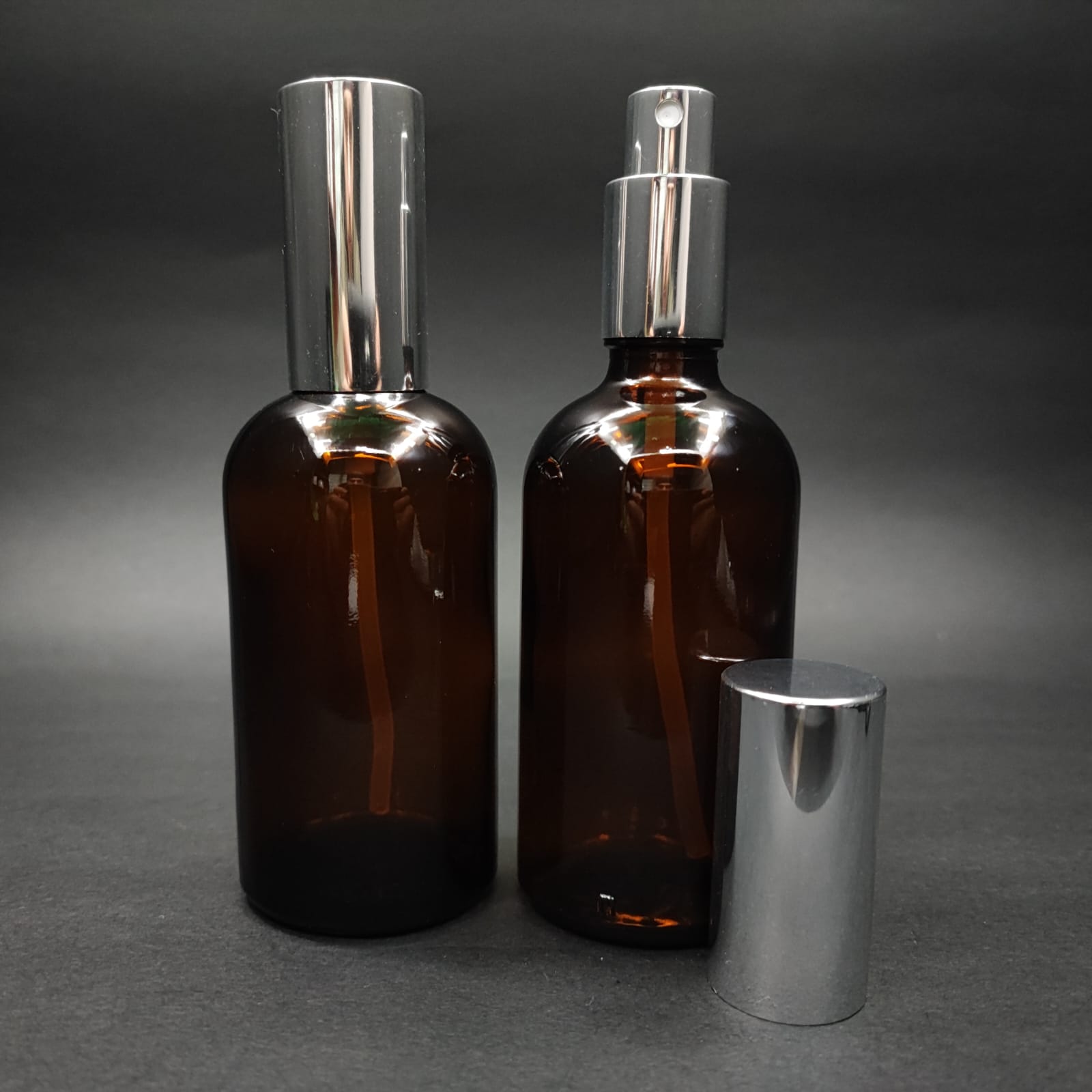 100 ML ЛУКСОЗНИ БУТИЛКИ ЗА ПАРФЮМ С ВИНТОВА ВЕНТИЛА - 100 CC КЕХЛИБАРИРАНА СТЪКЛЕНА БУТИЛКА - КОМПЛЕКТ СЪС СРЕБРИСТА МЕТАЛНА КАПАЧКА ЗА СПРЕЙ.