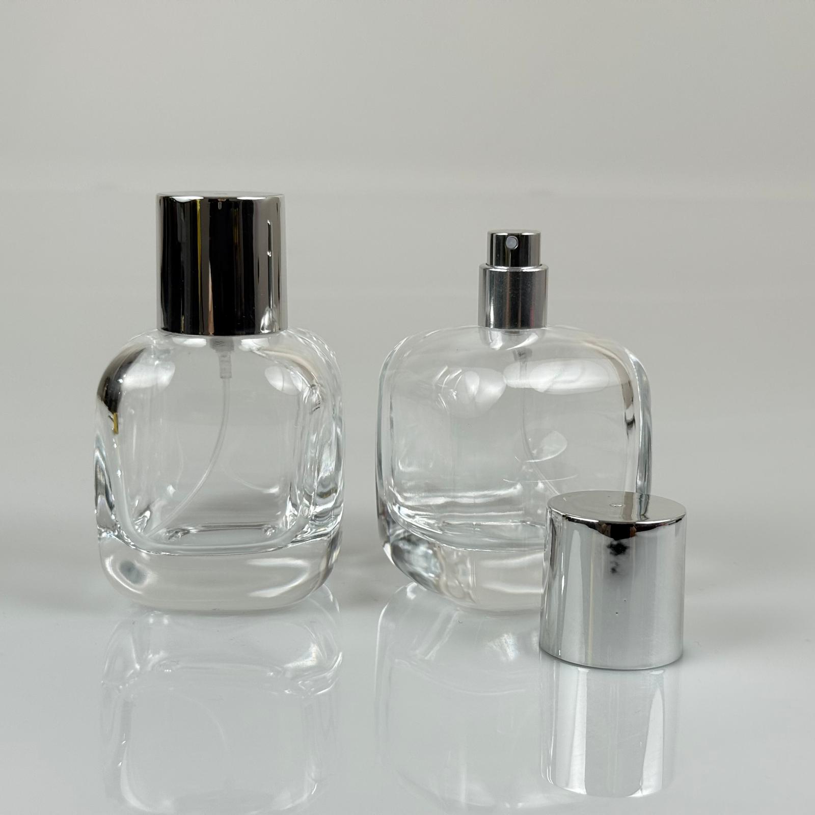 100 ML ЦИЛИНДРИЧЕН МОДЕЛ СЪРЦЕВО ФЛАКОНЕ ЗА ПАРФЮМ + СРЕБРИСТА МЕТАЛНА ДЮЗА ЗА ПръсКАНЕ + СРЕБРИСТА ШИРОКА КАПАЧКА (15 ММ УСТИЕ, ЛЕСНО ЗАТВАРЯНЕ С Щракване)