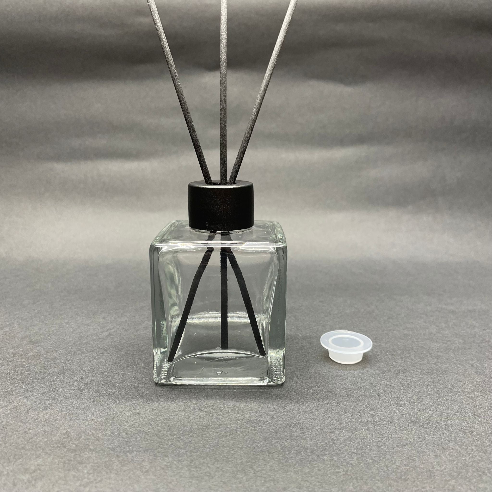 100 CC КВАДРАТНА БАМБУКОВА СТЪКЛЕНА БУТИЛКА ЗА АРОМАТ ЗА СТАЯ - 100 ML БУТИЛКА ЗА АРОМАТ ЗА СТАЯ С ЩИЧКИ - БУТИЛКА ЗА ДИФУЗОР - СТЪКЛЕНА БУТИЛКА + ЧЕРНА КАПКА + ЗАПАПКА + 3 ВЛАКНА ЧЕРНИ БАМБУКОВИ ЩИЧКИ