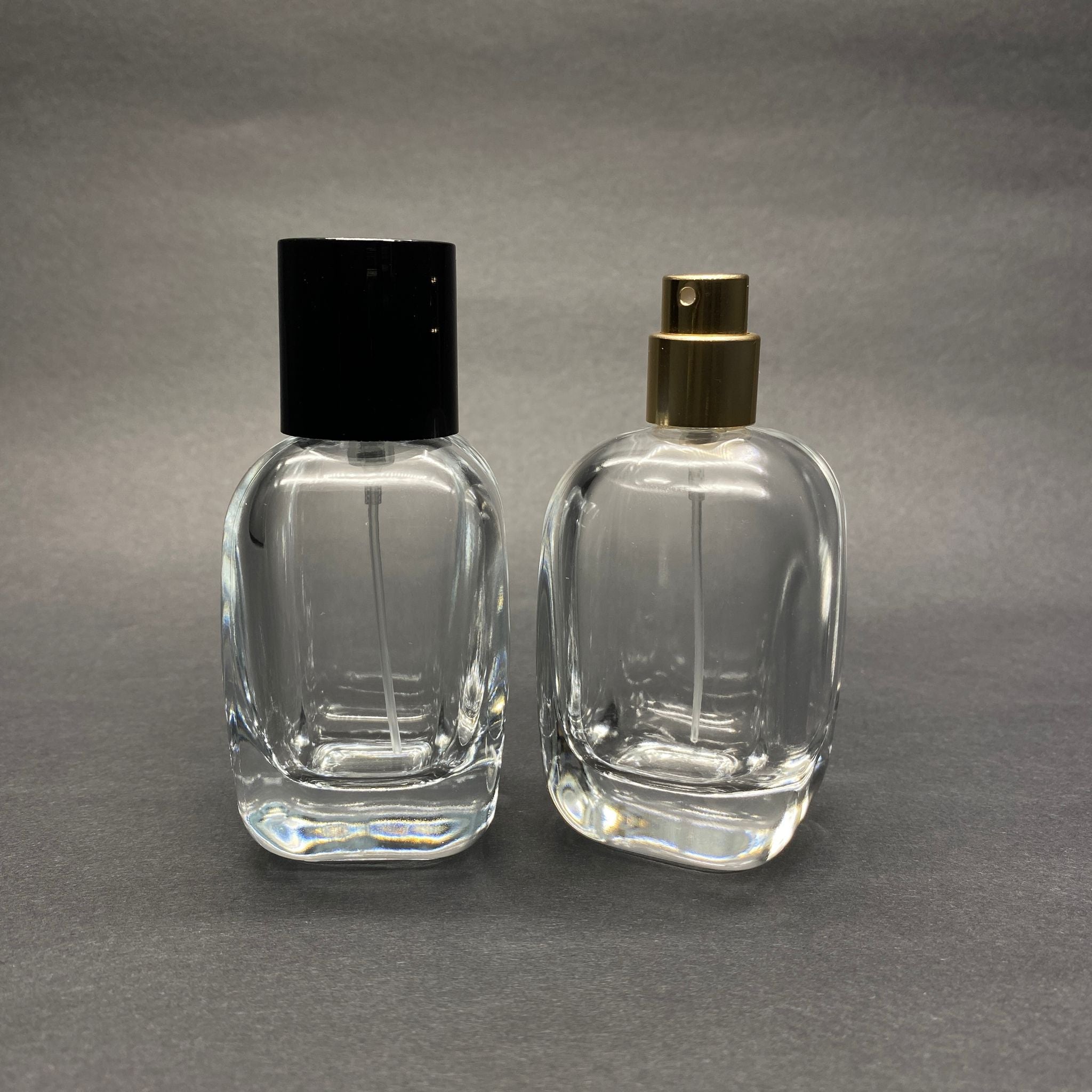50 ML ОВАЛЕН КВАДРАТЕН МОДЕЛ СЪРЦЕВО ФЛАКОНО ЗА ПАРФЮМ - ЗЛАТЕН МЕТАЛЕН СПРЕЙ + ЧЕРНА КАПАЧКА (15 ММ УСТИЕ, ЛЕСНО ЗАТВАРЯНЕ С Щракване)