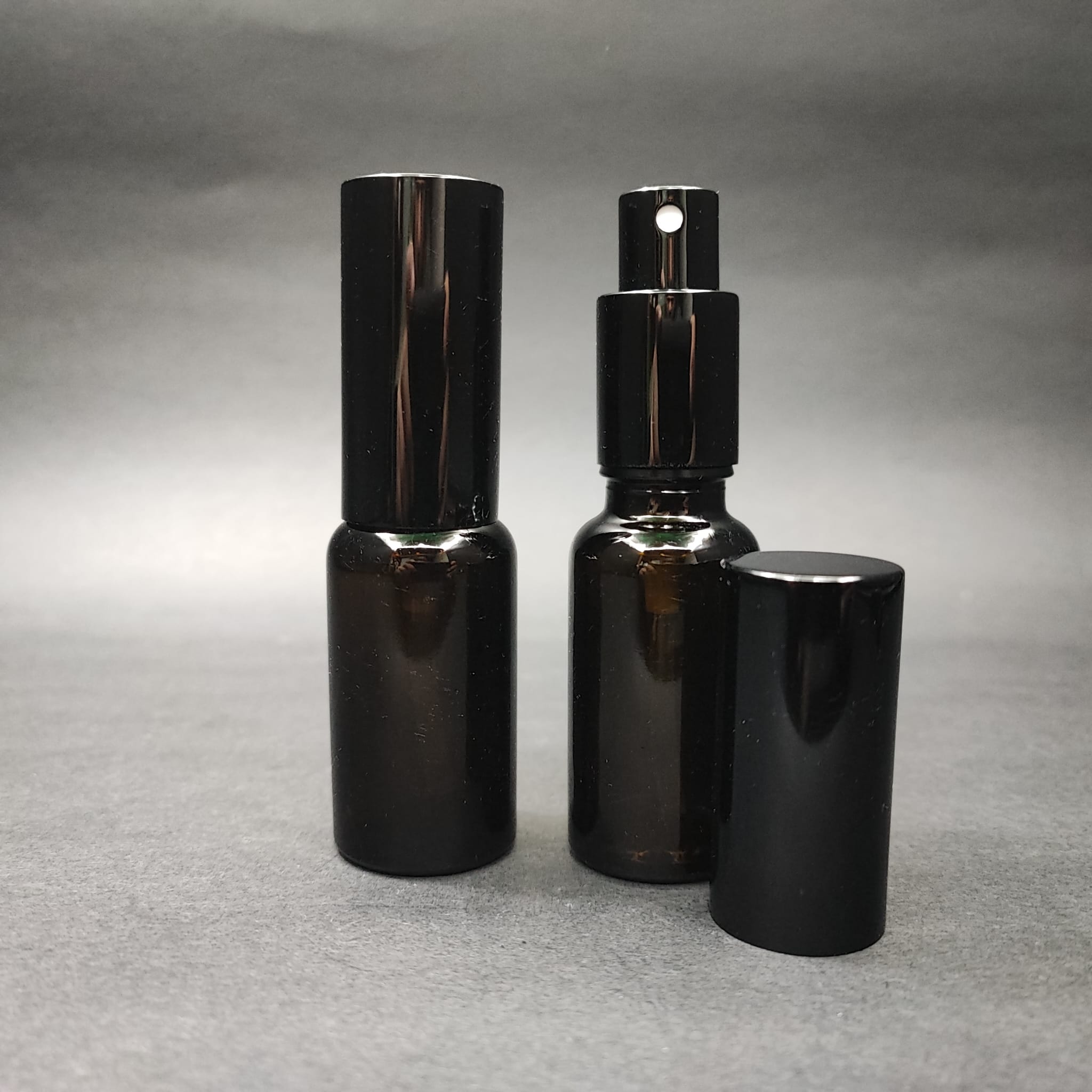 20 ML ЛУКСОЗНИ БУТИЛКИ ЗА ПАРФЮМ С ВИНТОВА ВЕНТИЛА - 20 CC СТЪКЛЕНА БУТИЛКА ТЪМНО-КЕХЛИБАРОВ - КОМПЛЕКТ С ЧЕРНА МЕТАЛНА КАПАЧКА ЗА СПРЕЙ.