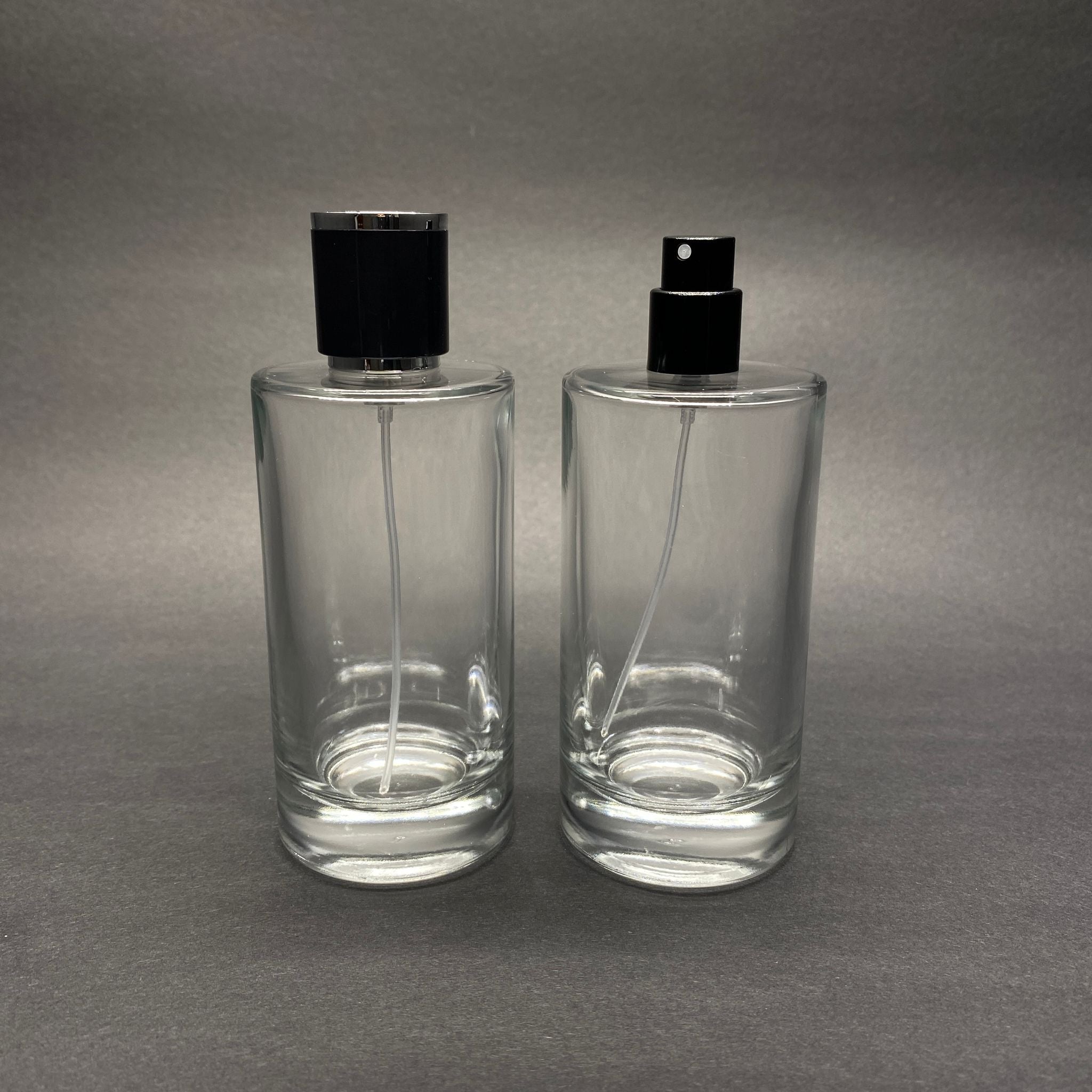 100 ML ЦИЛИНДРИЧЕН МОДЕЛ SAVAGE ПАРФЮМНА БУТИЛКА - ЧЕРЕН МЕТАЛЕН СПРЕЙ + СРЕБРИСТНО ЧЕРНА КАПАЧКА (15 ММ УСТИЕ, ЛЕСНО ЗАТВАРЯНЕ С Щракване)