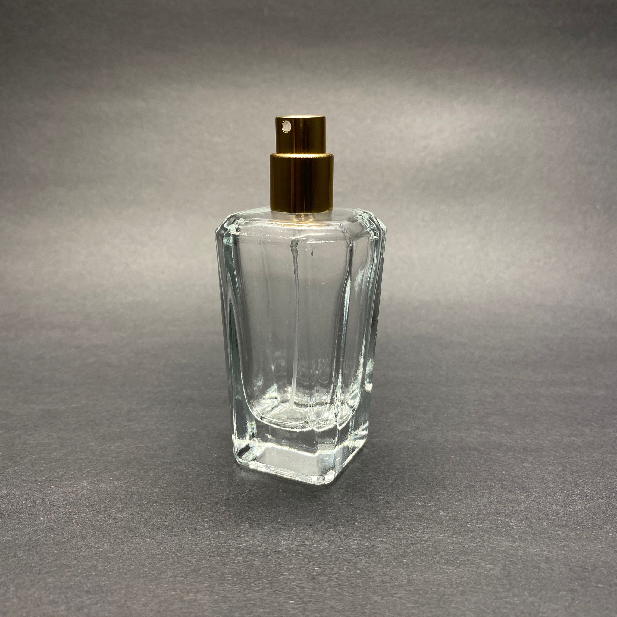 50 ML КВАДРАТЕН МОДЕЛ ЗА ПАРФЮМ MIRA - ЗЛАТЕН МЕТАЛЕН СПРЕЙ (15 MM УСТИЕ, ЛЕСНО ЗАТВАРЯНЕ С Щракване)