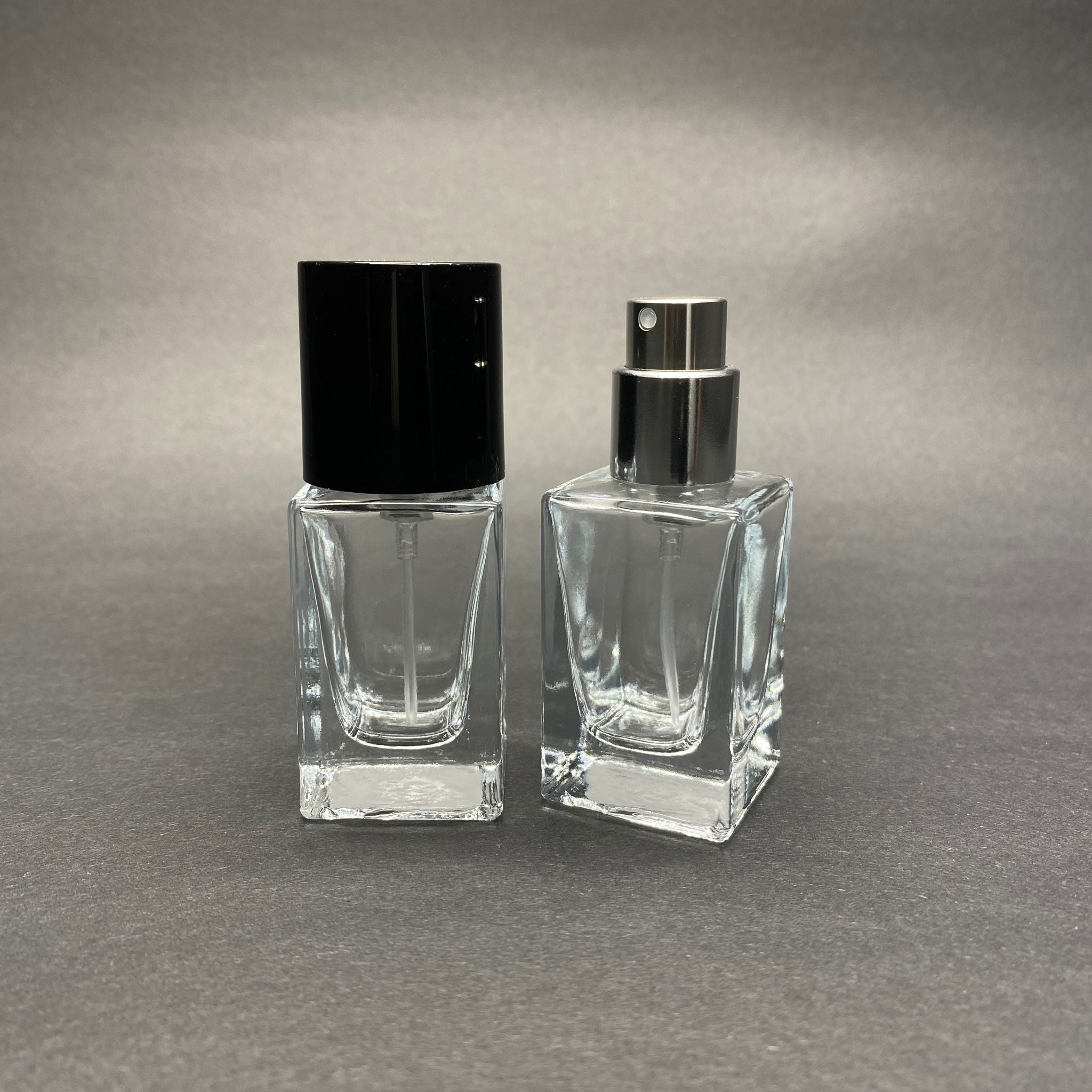 15 ML КВАДРАТЕН МОДЕЛ ФЛАКОН ЗА ПАРФЮМ BLOOM - СРЕБРИСТ МЕТАЛЕН СПРЕЙ + ЧЕРНА КАПАЧКА (15 MM УСТИЕ, ЛЕСНО ЗАТВАРЯНЕ С Щракване)