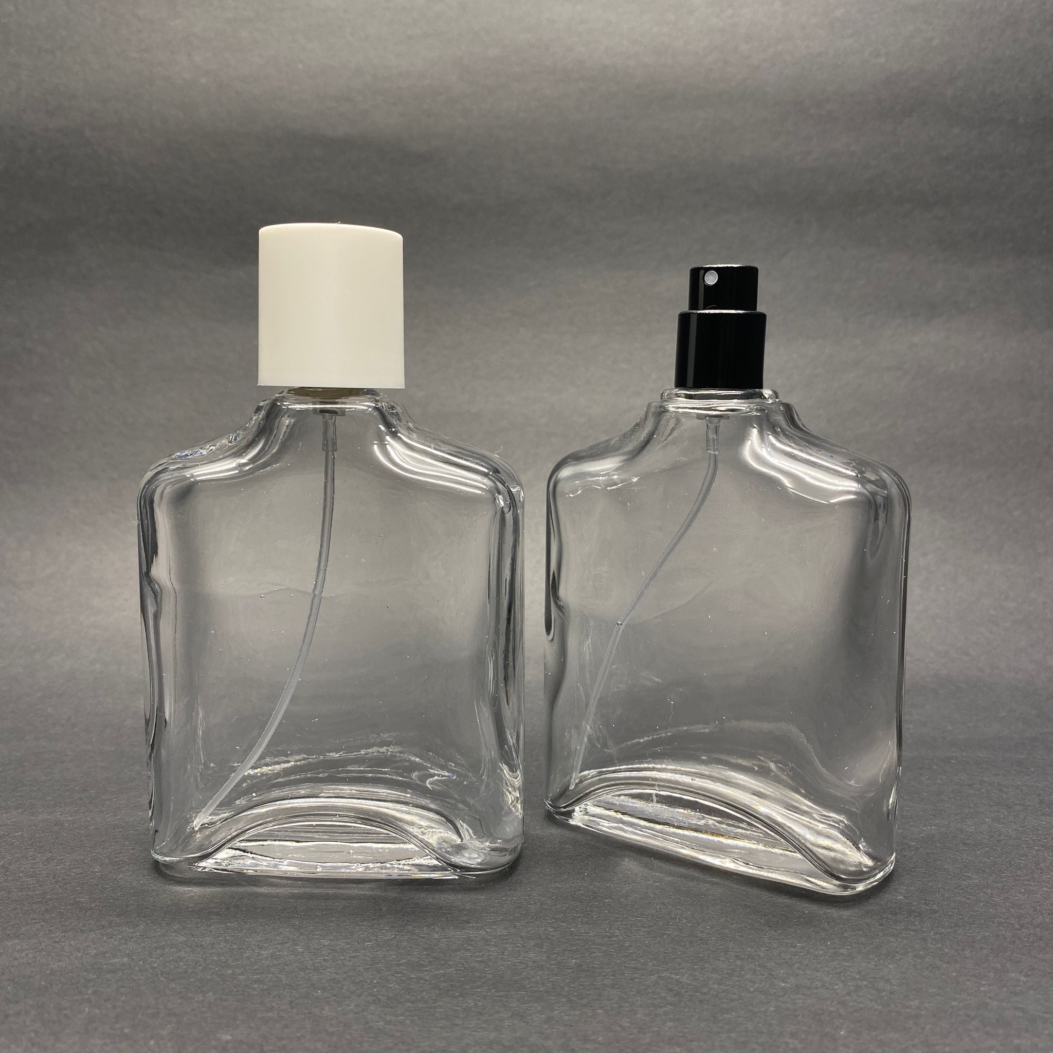 100 ML ПЛОСЪК МОДЕЛ ЗА ПАРФЮМ ZEUS - ЧЕРЕН МЕТАЛЕН СПРЕЙ + БЯЛА КАПАЧКА (15 ММ УСТИЕ, ЛЕСНО ЗАТВАРЯНЕ) !!МОЖЕ ДА ИМА ДЕФЕКТНА БУТИЛКА, ЦЕНАТА СЕ ПОДДЪРЖА НИСКА!!