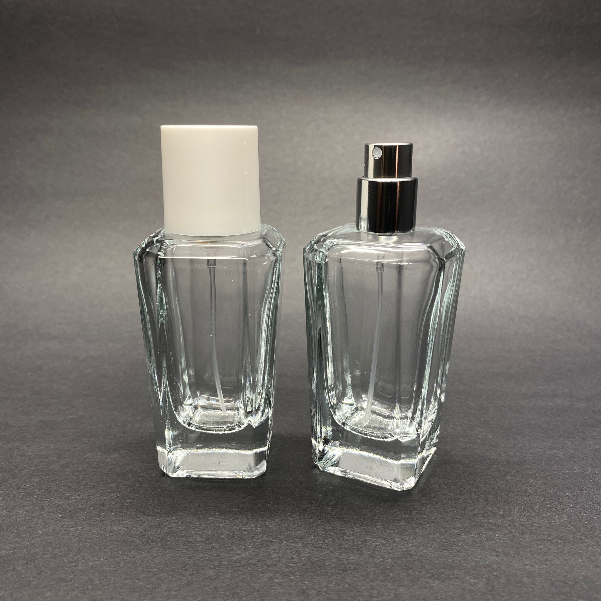 50 ML КВАДРАТЕН МОДЕЛ ЗА ПАРФЮМ MIRA - СРЕБРИСТ МЕТАЛЕН СПРЕЙ + БЯЛА КАПАЧКА (15 MM УСТИЕ, ЛЕСНО ЗАТВАРЯНЕ С Щракване)