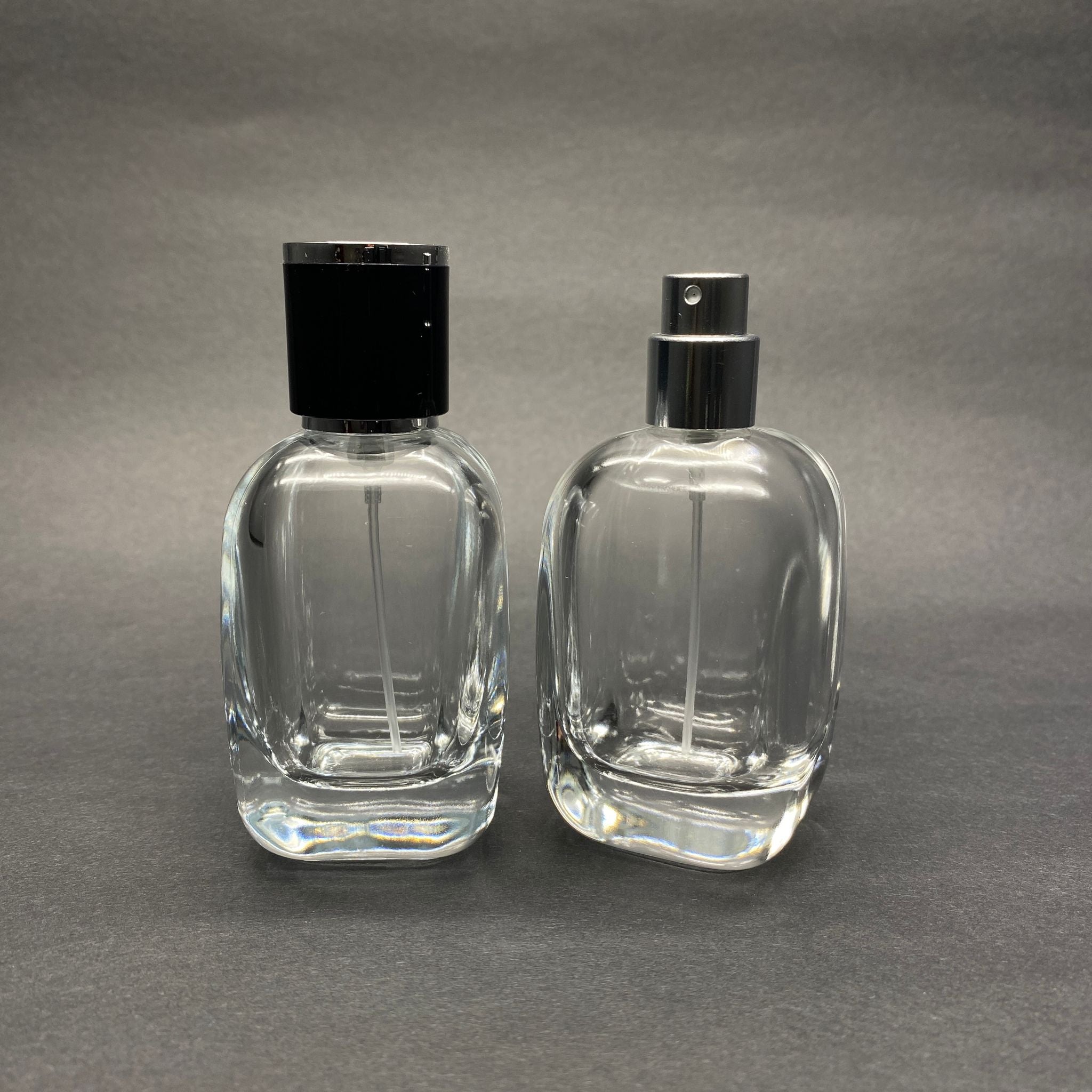 50 ML ОВАЛЕН КВАДРАТЕН МОДЕЛ СЪРЦЕВО ФЛАКОНО ЗА ПАРФЮМ - СРЕБРИСТ МЕТАЛЕН СПРЕЙ + СРЕБРИСТНО ЧЕРНА КАПАЧКА (15 ММ УСТИЕ, ЛЕСНО ЗАТВАРЯНЕ С Щракване)
