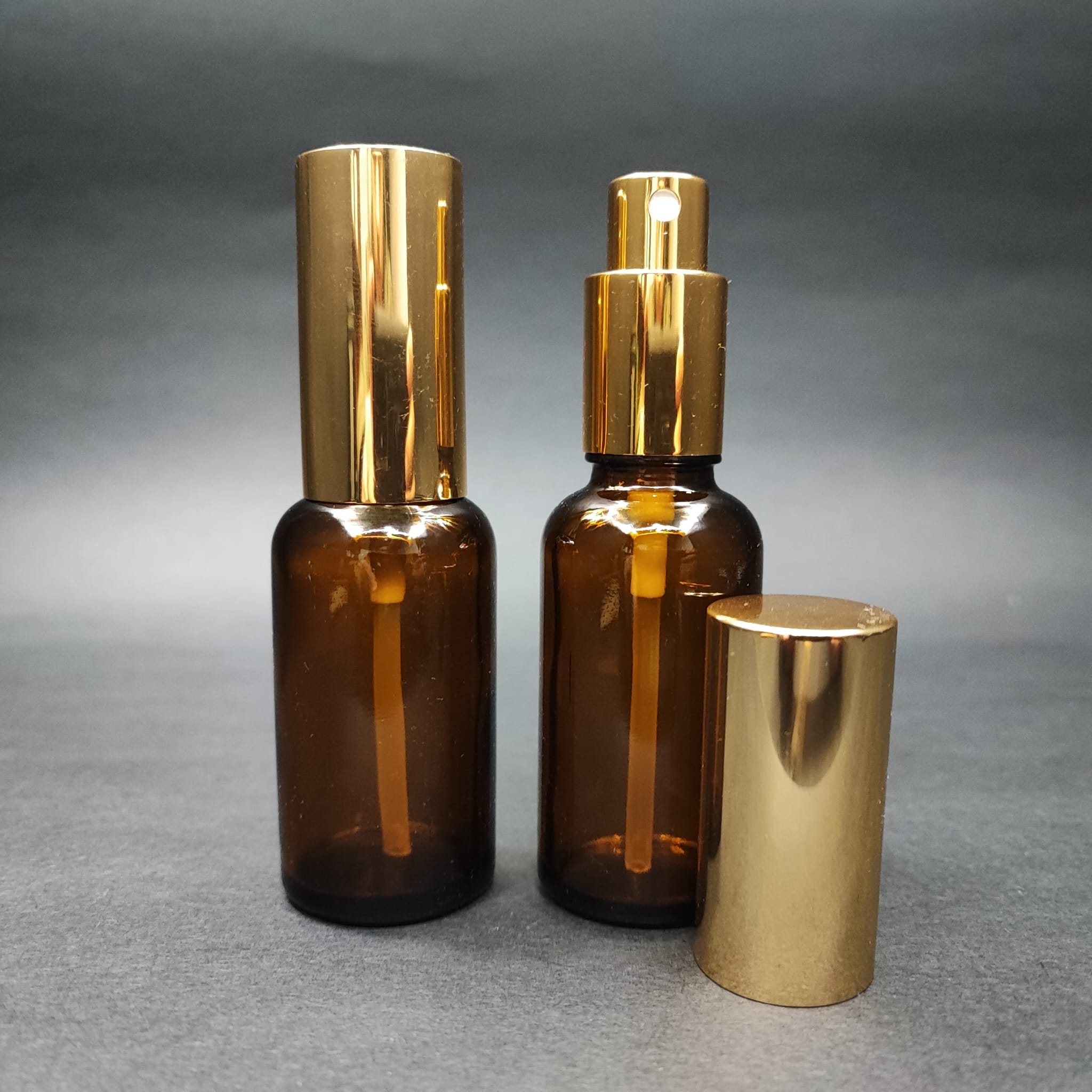 30 ML ЛУКСОЗНИ БУТИЛКИ ЗА ПАРФЮМ С ВИНТОВА ВЕНТИЛА - 30 CC КЕХЛИБАРИРАНА СТЪКЛЕНА БУТИЛКА - КОМПЛЕКТ СЪС ЗЛАТНА МЕТАЛНА КАПАЧКА ЗА ПРЕЙ.