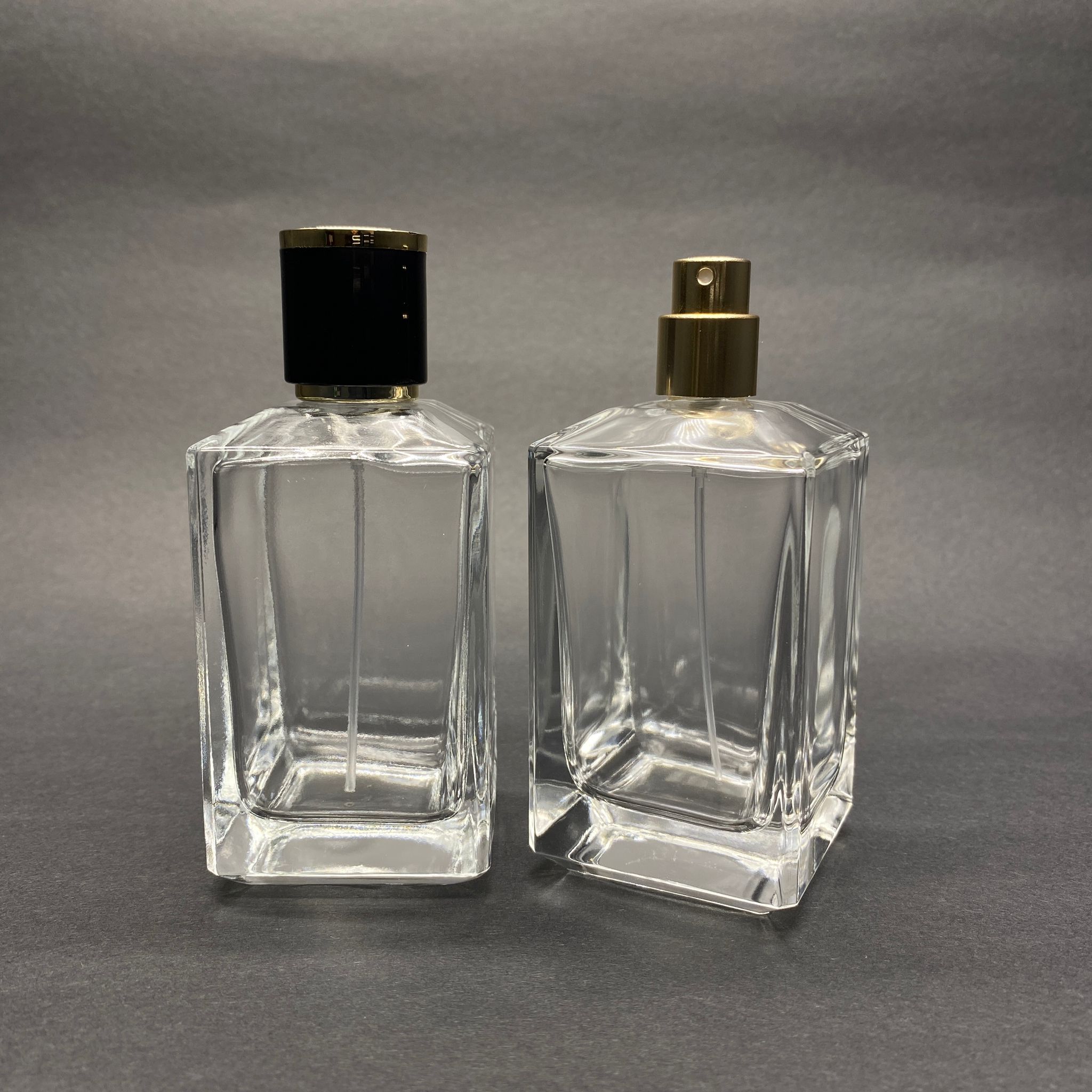 100 ML КОНИЧНА ПРИЗМА ФЛАКОН ЗА ПАРФЮМ - ЗЛАТЕН МЕТАЛЕН СПРЕЙ + ЗЛАТНО ЧЕРНА КАПАЧКА (15 ММ УСТИЯ, ЛЕСНО ЗАТВАРЯНЕ)