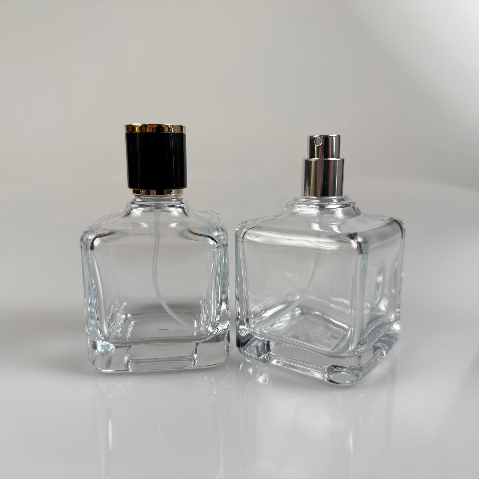 100 ML КВАДРАТЕН МОДЕЛ LURA БУТИЛКА ЗА ПАРФЮМ - СРЕБРИСТ МЕТАЛЕН СПРЕЙ + ЗЛАТНО ЧЕРНА КАПАЧКА (15 ММ УСТИЕ, ЛЕСНО ЗАТВАРЯНЕ С Щракване)
