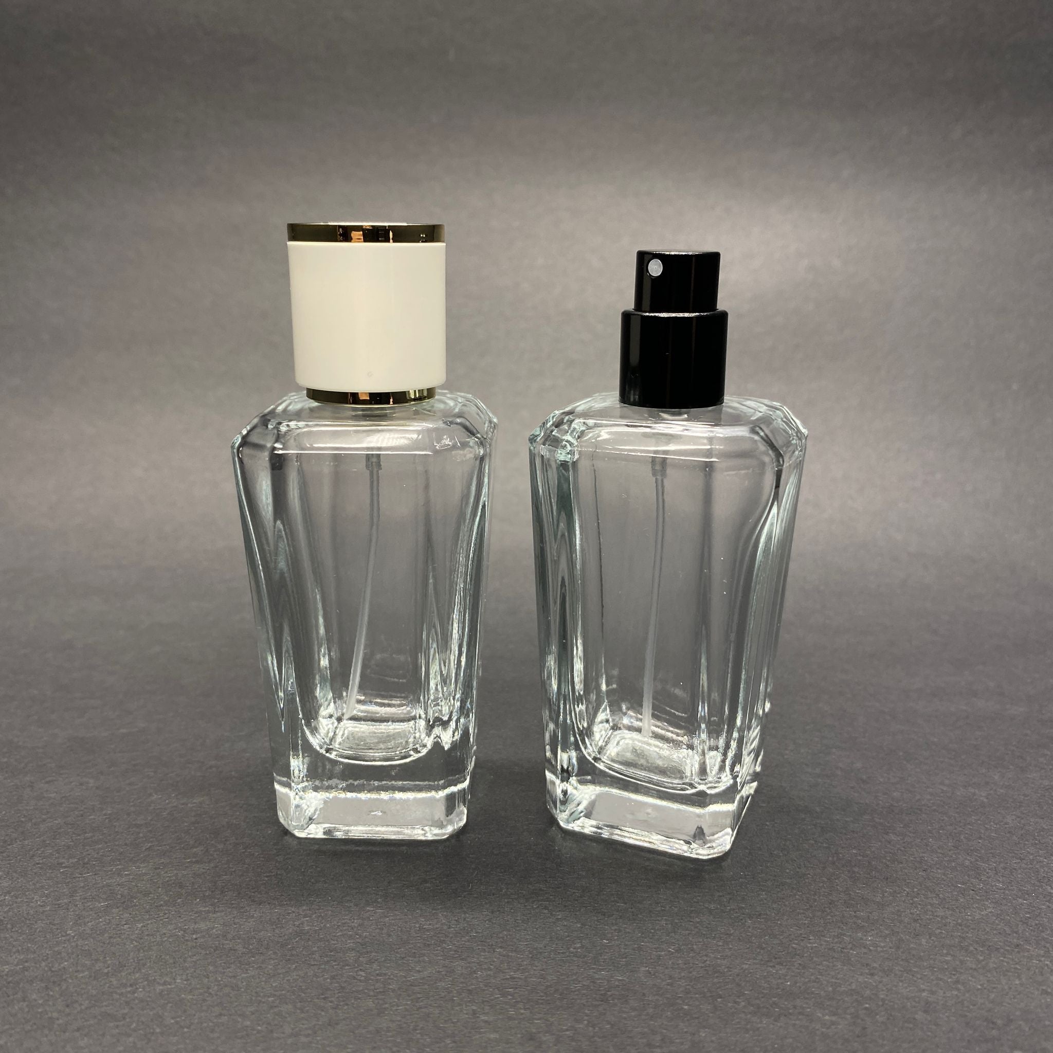 50 ML КВАДРАТЕН МОДЕЛ ЗА ПАРФЮМ MIRA - ЧЕРЕН МЕТАЛЕН СПРЕЙ + ЗЛАТНО БЯЛА КАПАЧКА (15 MM УСТИЕ, ЛЕСНО ЗАТВАРЯНЕ С Щракване)