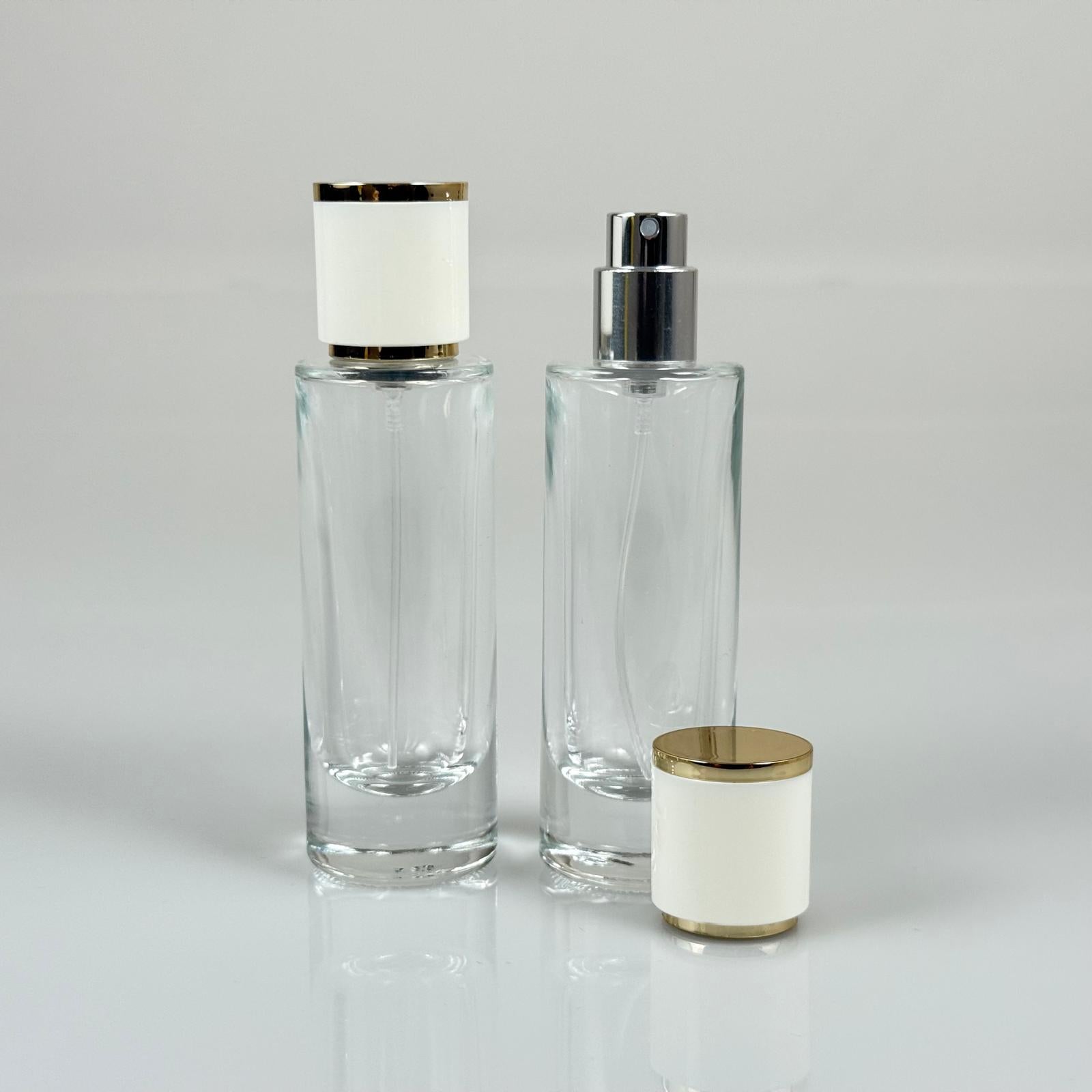 30 ML ЦИЛИНДРИЧЕН ДЪЛЪГ МОДЕЛ БУТИЛКА ЗА ПАРФЮМ - СРЕБРИСТ МЕТАЛЕН СПРЕЙ + ЗЛАТНО БЯЛА КАПАЧКА (15 ММ УСТИЕ, ЛЕСНО ЗАТВАРЯНЕ С Щракване)
