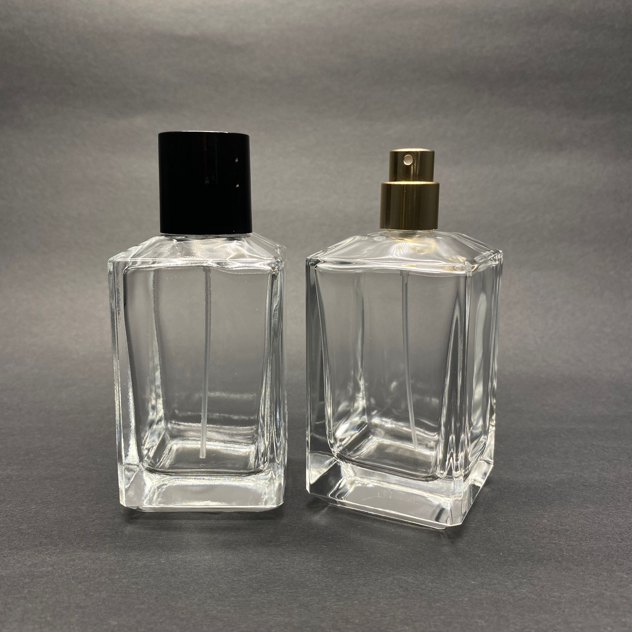 100 ML КОНИЧНА ПРИЗМА ФЛАКОН ЗА ПАРФЮМ - ЗЛАТЕН МЕТАЛЕН СПРЕЙ + ЧЕРНА КАПАЧКА (15 ММ УСТИЕ, ЛЕСНО ЗАТВАРЯНЕ)