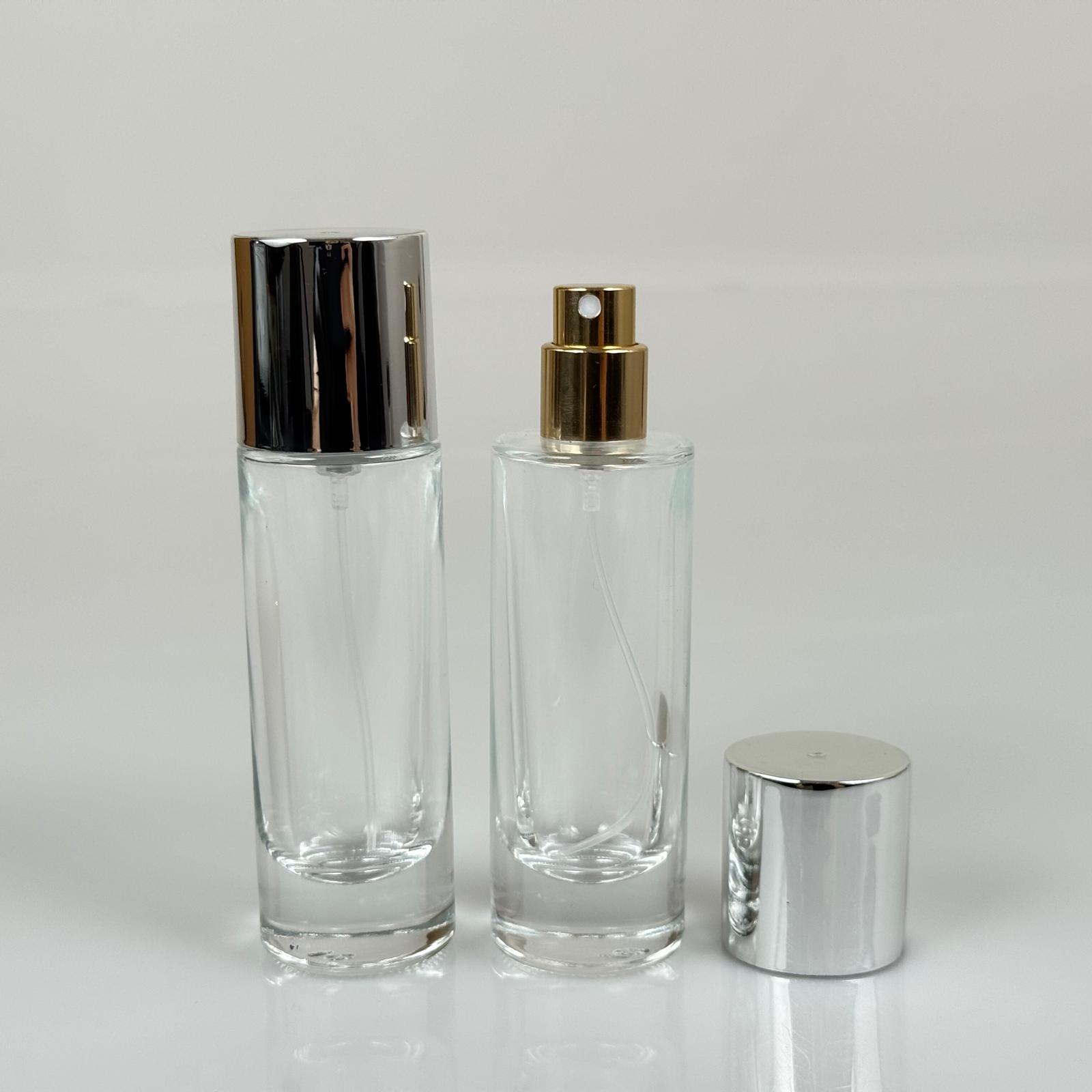 30 ML ЦИЛИНДРИЧЕН ДЪЛЪГ МОДЕЛ ФЛАКОН ЗА ПАРФЮМ - ЗЛАТЕН МЕТАЛЕН СПРЕЙ + СРЕБРИСТА ШИРОКА КАПАЧКА (15 ММ УСТИЕ, ЛЕСНО ЗАТВАРЯНЕ С Щракване)