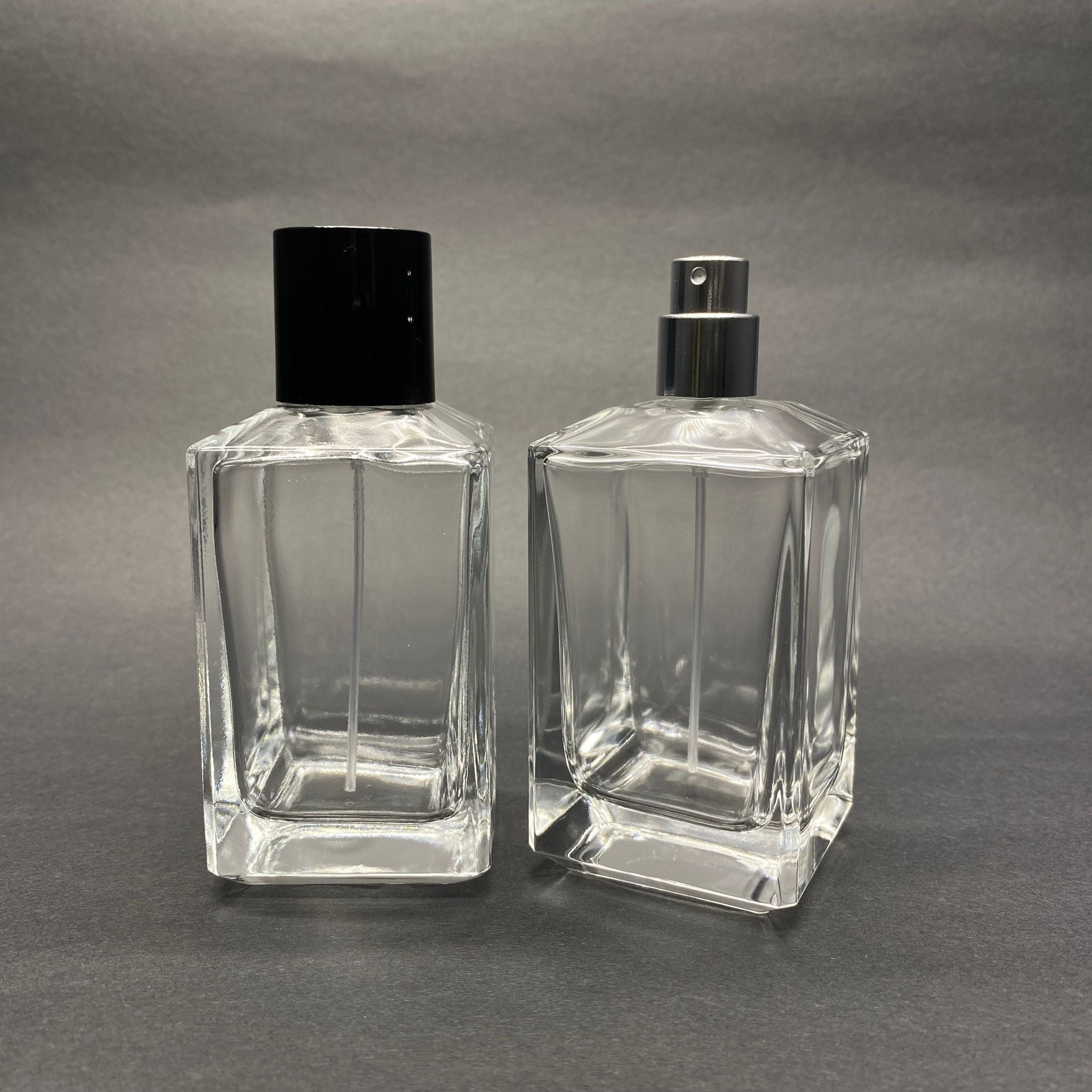 100 ML КОНИЧНА БУТИЛКА ЗА ПАРФЮМ С КОНИЧНА ПРИЗМА - СРЕБРИСТ МЕТАЛЕН СПРЕЙ + ЧЕРНА КАПАЧКА (15 MM УСТИЕ, ЛЕСНО ЗАТВАРЯНЕ)