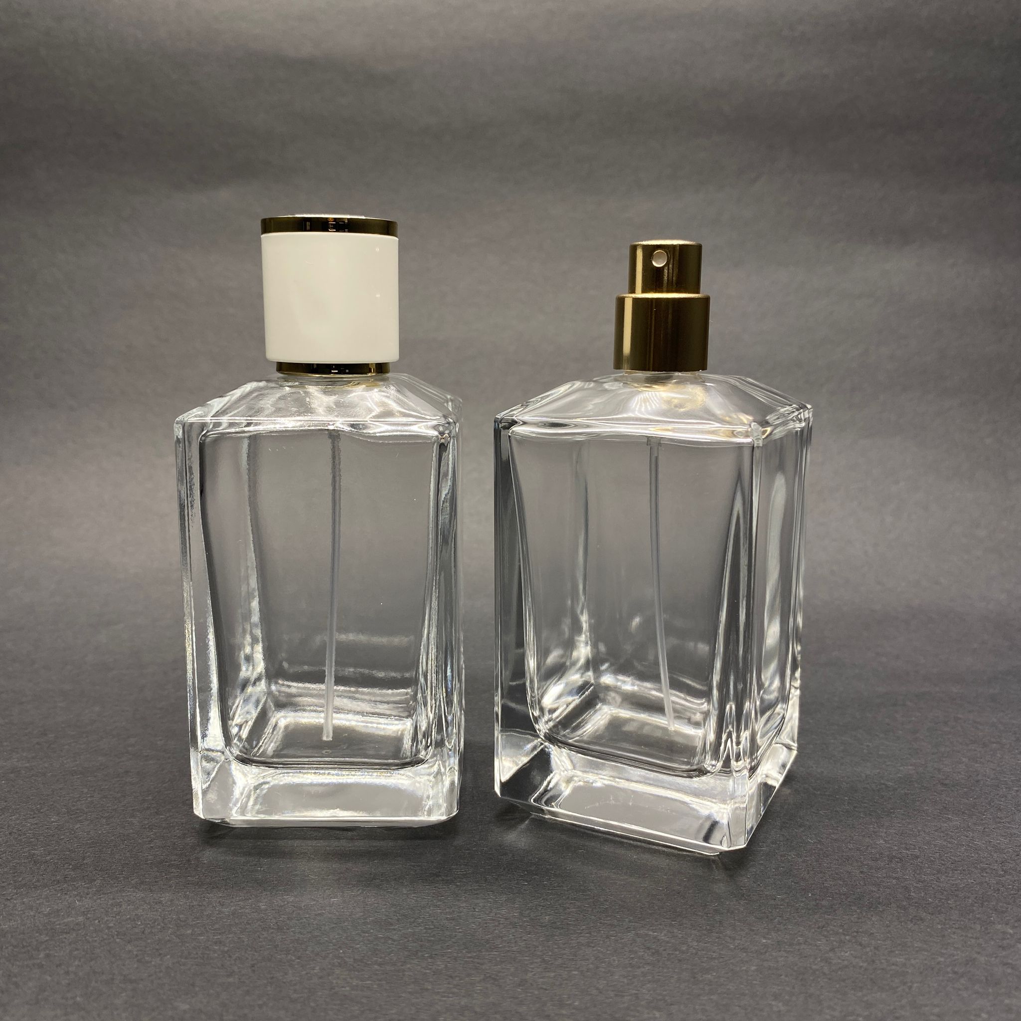 100 ML КОНИЧНА ПРИЗМА ФЛАКОН ЗА ПАРФЮМ - ЗЛАТЕН МЕТАЛЕН СПРЕЙ + ЗЛАТНО БЯЛА КАПАЧКА (15 ММ УСТИЯ, ЛЕСНО ЗАТВАРЯНЕ)