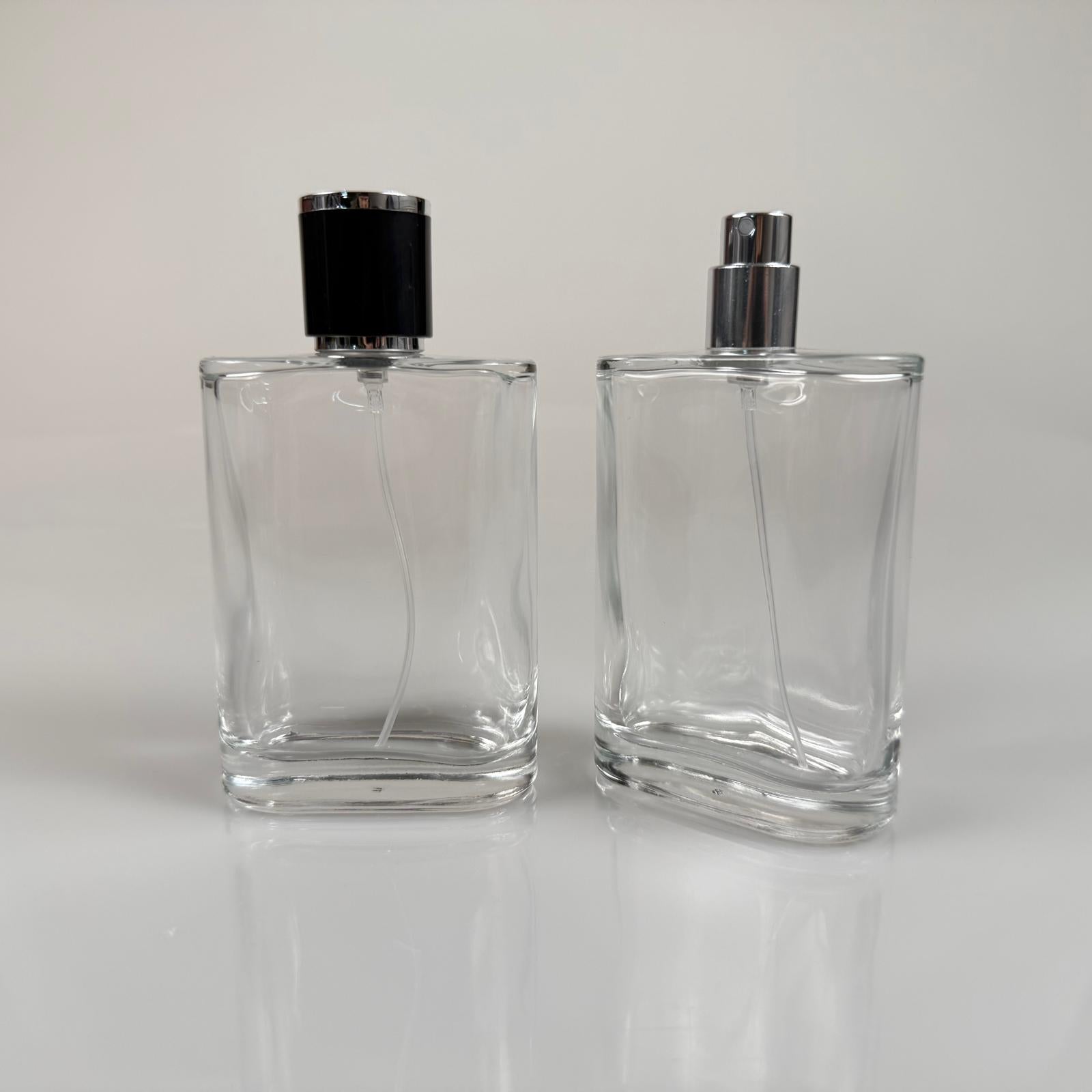 100 ML ПЛОСЪК МОДЕЛ CEO ПАРФЮМНА БУТИЛКА - СРЕБРИСТ МЕТАЛЕН СПРЕЙ + СРЕБРИСТНО ЧЕРНА КАПАЧКА (15 ММ УСТИЕ, ЛЕСНО ЗАТВАРЯНЕ С Щракване)