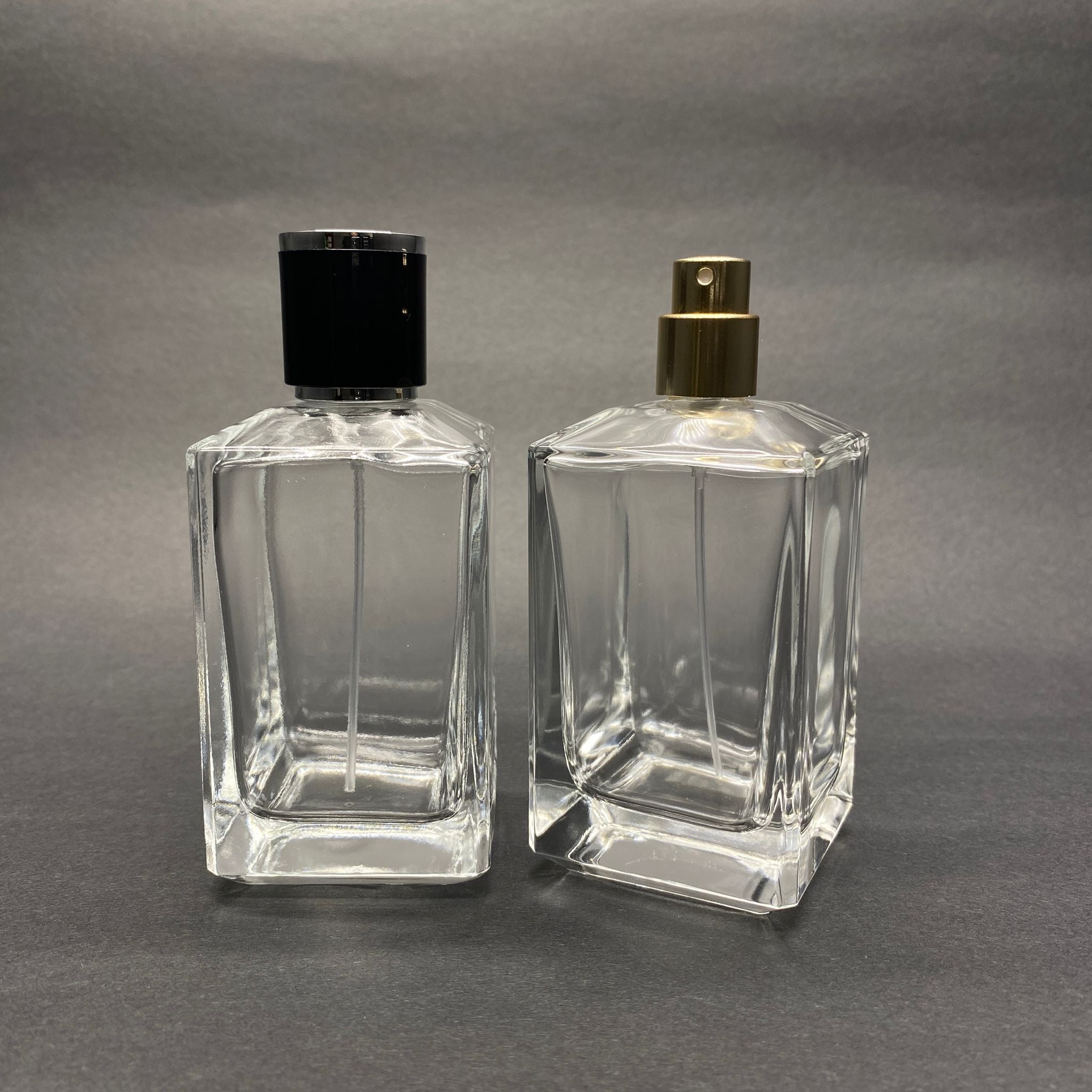 100 ML КОНИЧНА ПРИЗМА ФЛАКОН ЗА ПАРФЮМ - ЗЛАТЕН МЕТАЛЕН СПРЕЙ + СРЕБРИСТНО ЧЕРНА КАПАЧКА (15 ММ УСТИЯ, ЛЕСНО ЗАТВАРЯНЕ)