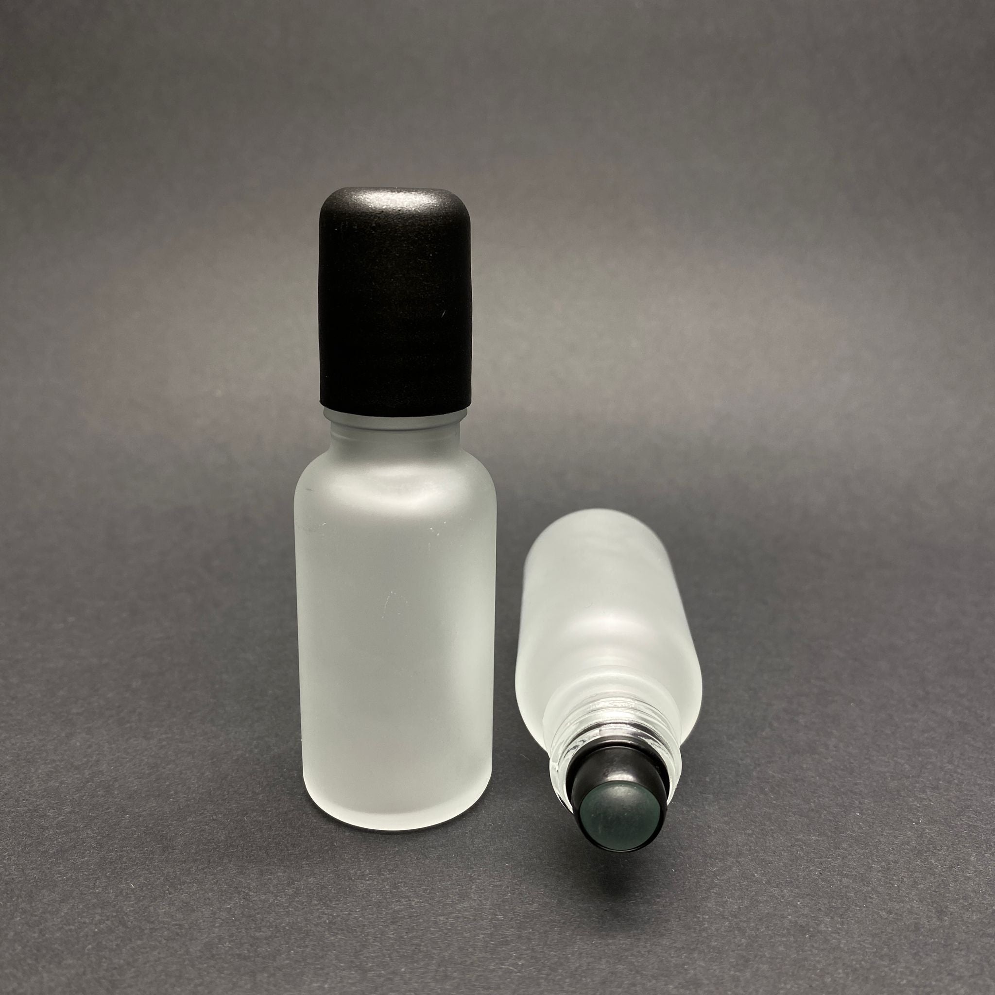 20 CC МАТИРАНА СТЪКЛЕНА РОЛ-ОН БУТИЛКА - С ЧЕРНА КАПАЧКА - 20 ML СТЪКЛЕНА БУТИЛКА С ТОПЧЕ - СТЪКЛЕНА РОЛ-ОН БУТИЛКА - СТЪКЛЕНА БУТИЛКА С ЕСЕНЦИЯ