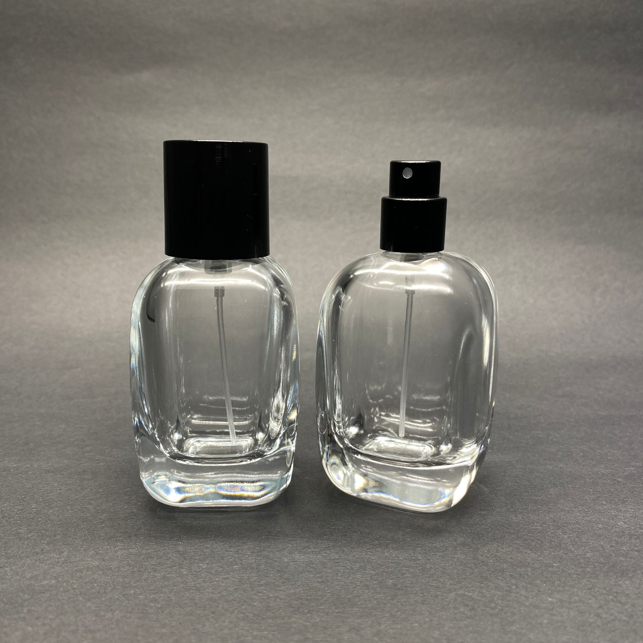 50 ML ОВАЛЕН КВАДРАТЕН МОДЕЛ СЪРЦЕВО ФЛАКОНО ЗА ПАРФЮМ - ЧЕРЕН МЕТАЛЕН СПРЕЙ + ЧЕРНА КАПАЧКА (15 ММ УСТИЕ, ЛЕСНО ЗАТВАРЯНЕ С Щракване)