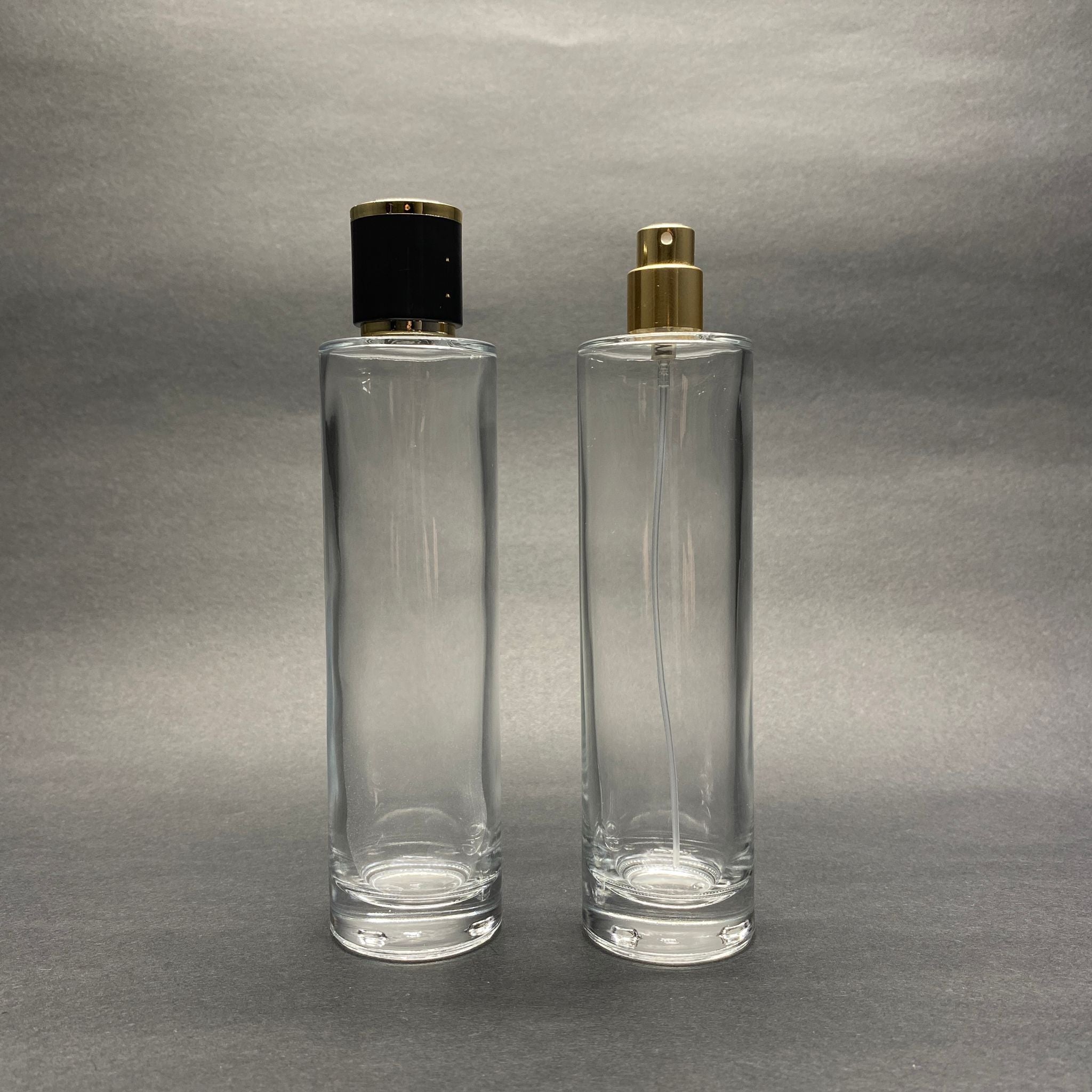 100 ML ЦИЛИНДРИЧЕН МОДЕЛ ДЪЛЪГ ПЕЛЕЕН ФЛАКОН ЗА ПАРФЮМ - ЗЛАТЕН МЕТАЛЕН СПРЕЙ + ЗЛАТНО ЧЕРНА КАПАЧКА (15 ММ УСТИЕ, ЛЕСНО ЗАТВАРЯНЕ С Щракване)