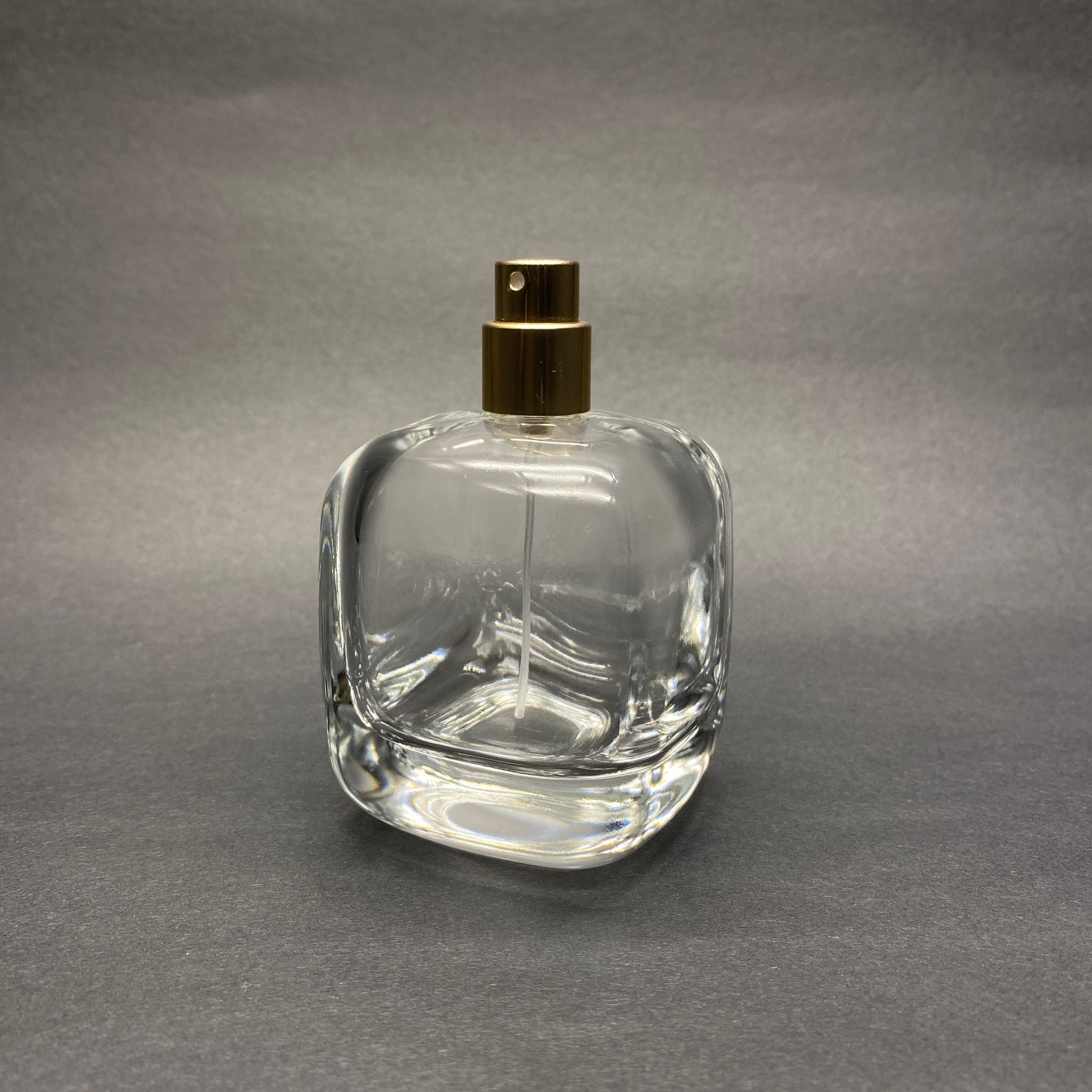 100 ML ОВАЛЕН КВАДРАТЕН МОДЕЛ СЪРЦЕВО ФЛАКОНО ЗА ПАРФЮМ - ЗЛАТЕН МЕТАЛЕН СПРЕЙ (15 MM УСТИЯ, ЛЕСНО ЗАТВАРЯНЕ С Щракване)