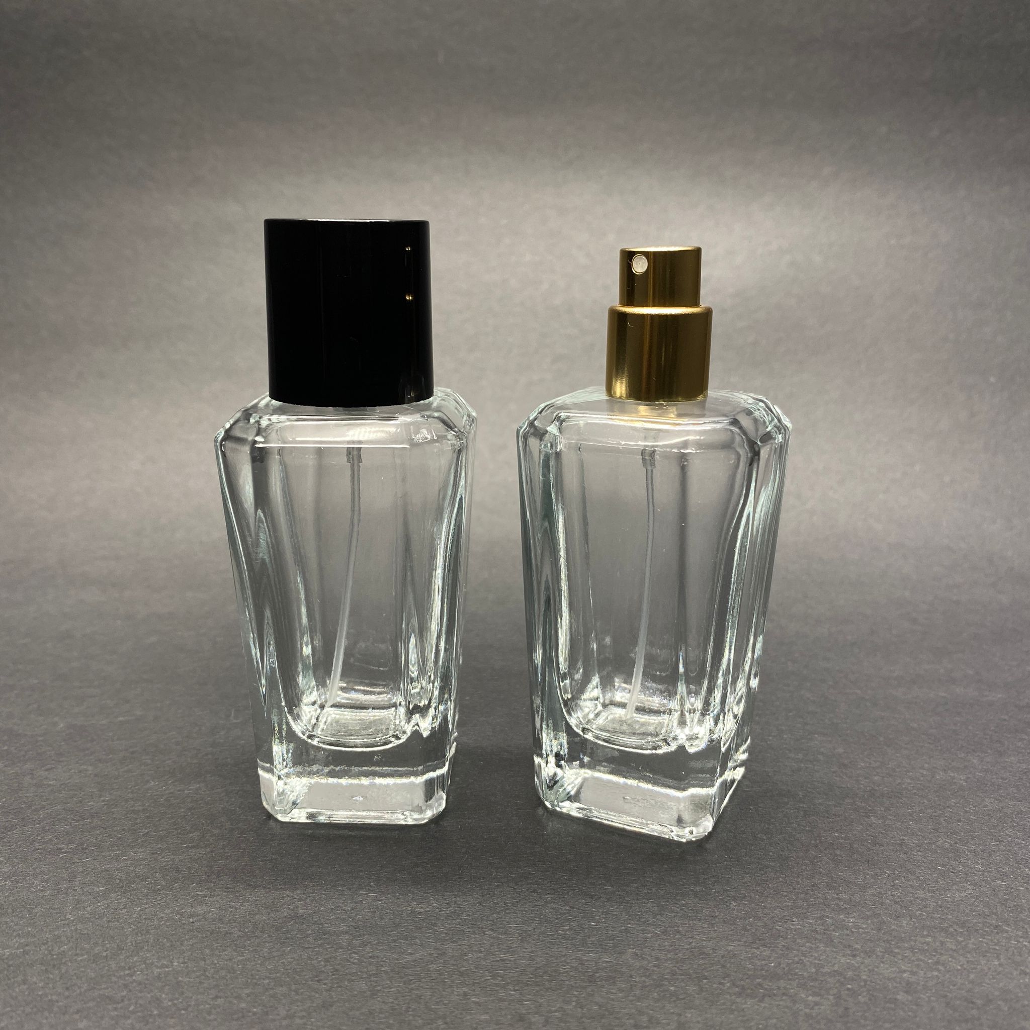50 ML КВАДРАТЕН МОДЕЛ ЗА ПАРФЮМ MIRA - ЗЛАТЕН МЕТАЛЕН СПРЕЙ + ЧЕРНА КАПАЧКА (15 MM УСТИЕ, ЛЕСНО ЗАТВАРЯНЕ С Щракване)