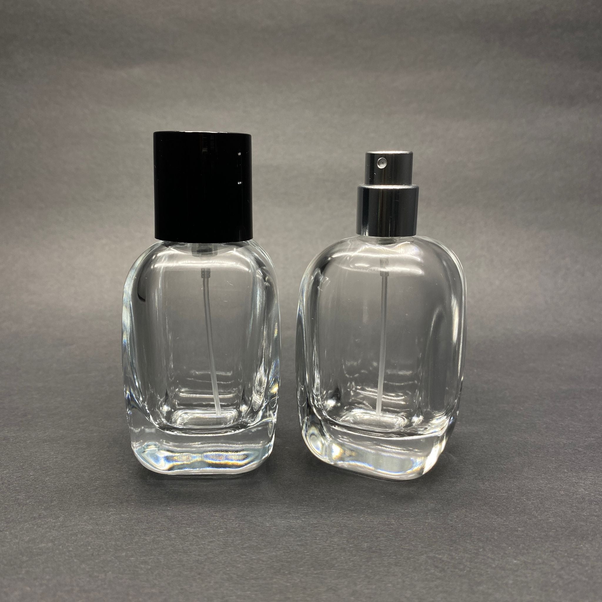 50 ML ОВАЛЕН КВАДРАТЕН МОДЕЛ СЪРЦЕВО ФЛАКОНО ЗА ПАРФЮМ - СРЕБРИСТ МЕТАЛЕН СПРЕЙ + ЧЕРНА КАПАЧКА (15 ММ УСТИЕ, ЛЕСНО ЗАТВАРЯНЕ С Щракване)