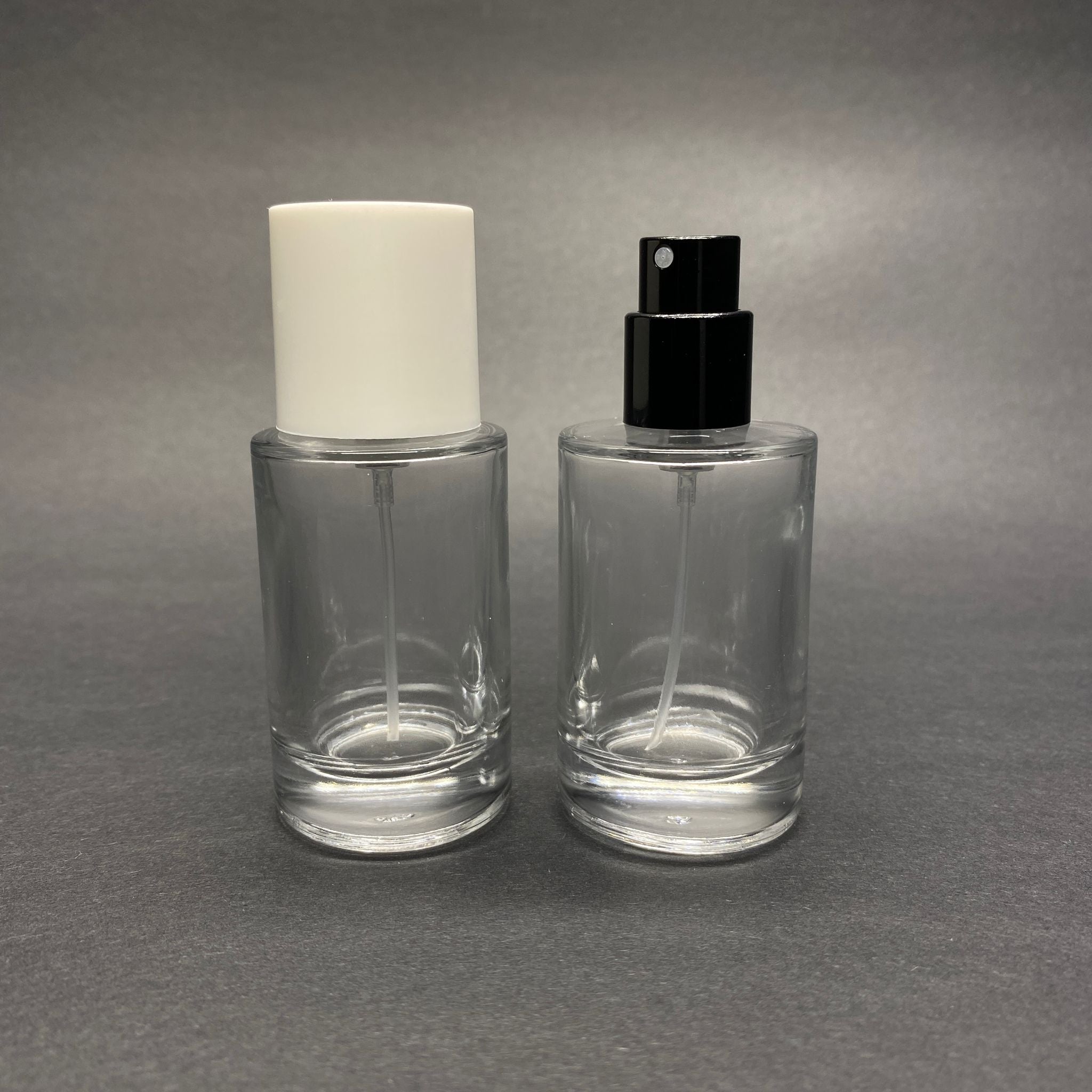 30 ML ЦИЛИНДРИЧЕН МОДЕЛ SAVAGE ПАРФЮМНА БУТИЛКА - ЧЕРЕН МЕТАЛЕН СПРЕЙ + БЯЛА КАПАЧКА (15 MM УСТИЕ, ЛЕСНО ЗАТВАРЯНЕ С Щракване)