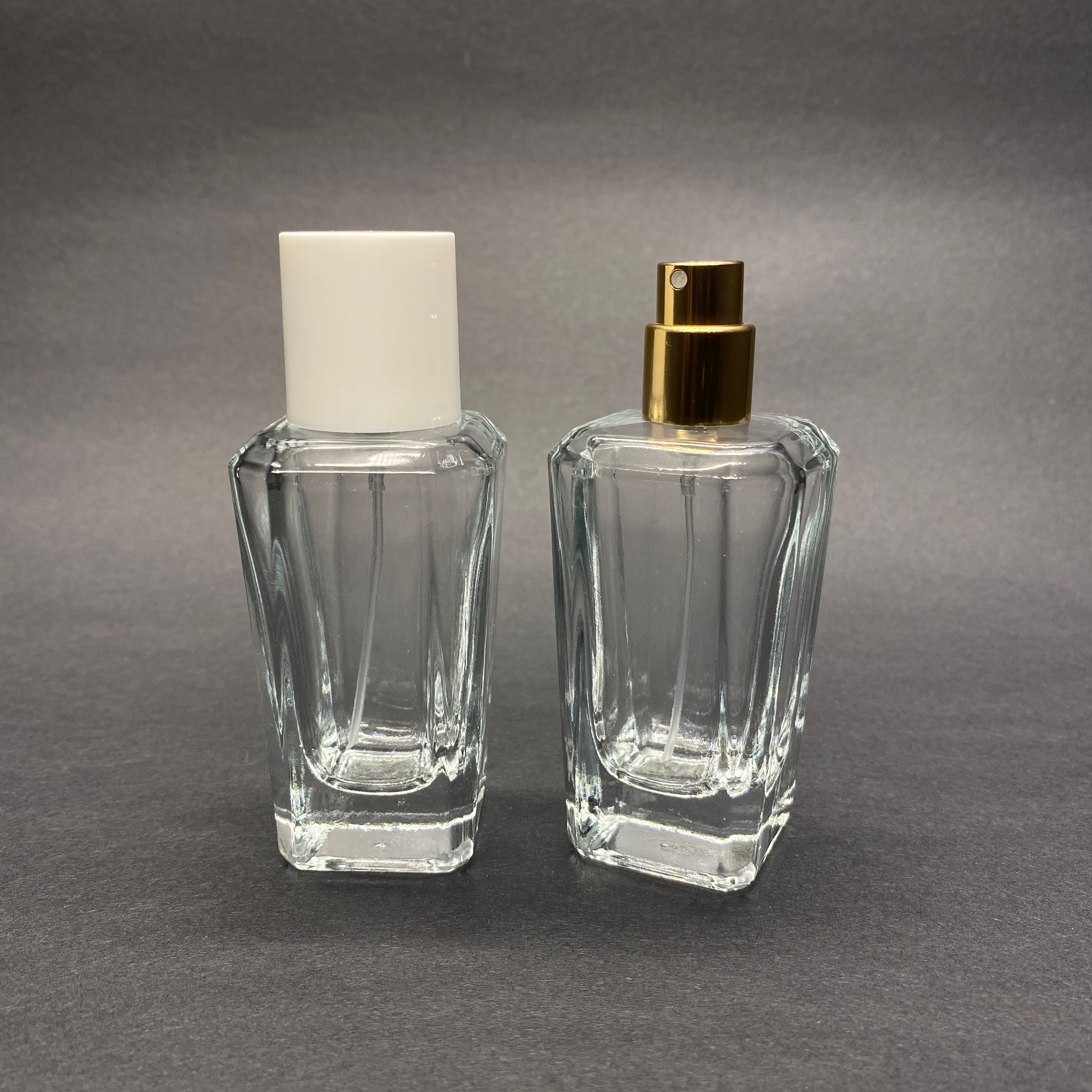 50 ML КВАДРАТЕН МОДЕЛ ЗА ПАРФЮМ MIRA - ЗЛАТЕН МЕТАЛЕН СПРЕЙ + БЯЛА КАПАЧКА (15 MM УСТИЕ, ЛЕСНО ЗАТВАРЯНЕ С Щракване)