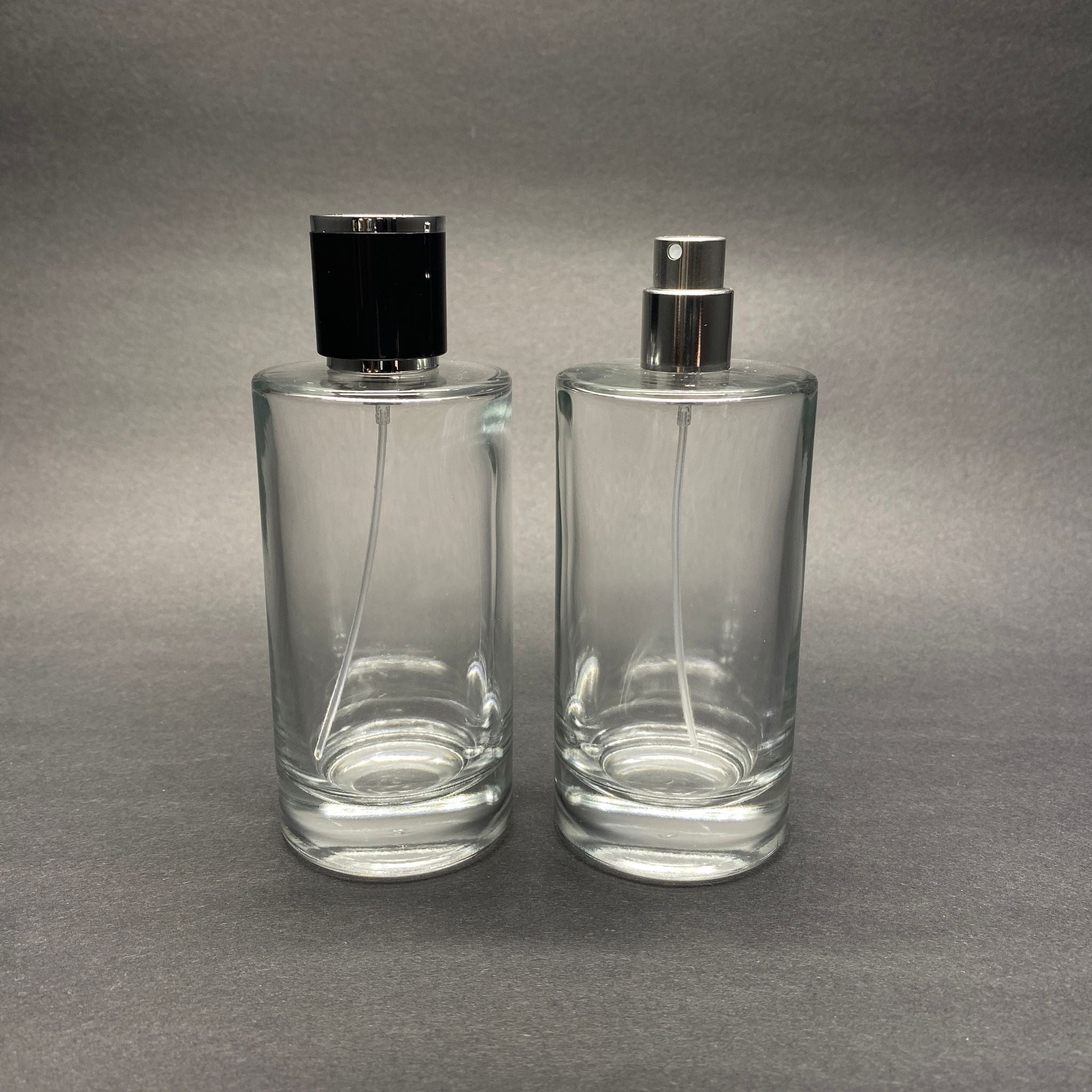 100 ML ЦИЛИНДРИЧЕН МОДЕЛ SAVAGE ПАРФЮМНА БУТИЛКА - СРЕБРИСТ МЕТАЛЕН СПРЕЙ + СРЕБРИСТНО ЧЕРНА КАПАЧКА (15 ММ УСТИЕ, ЛЕСНО ЗАТВАРЯНЕ С Щракване)