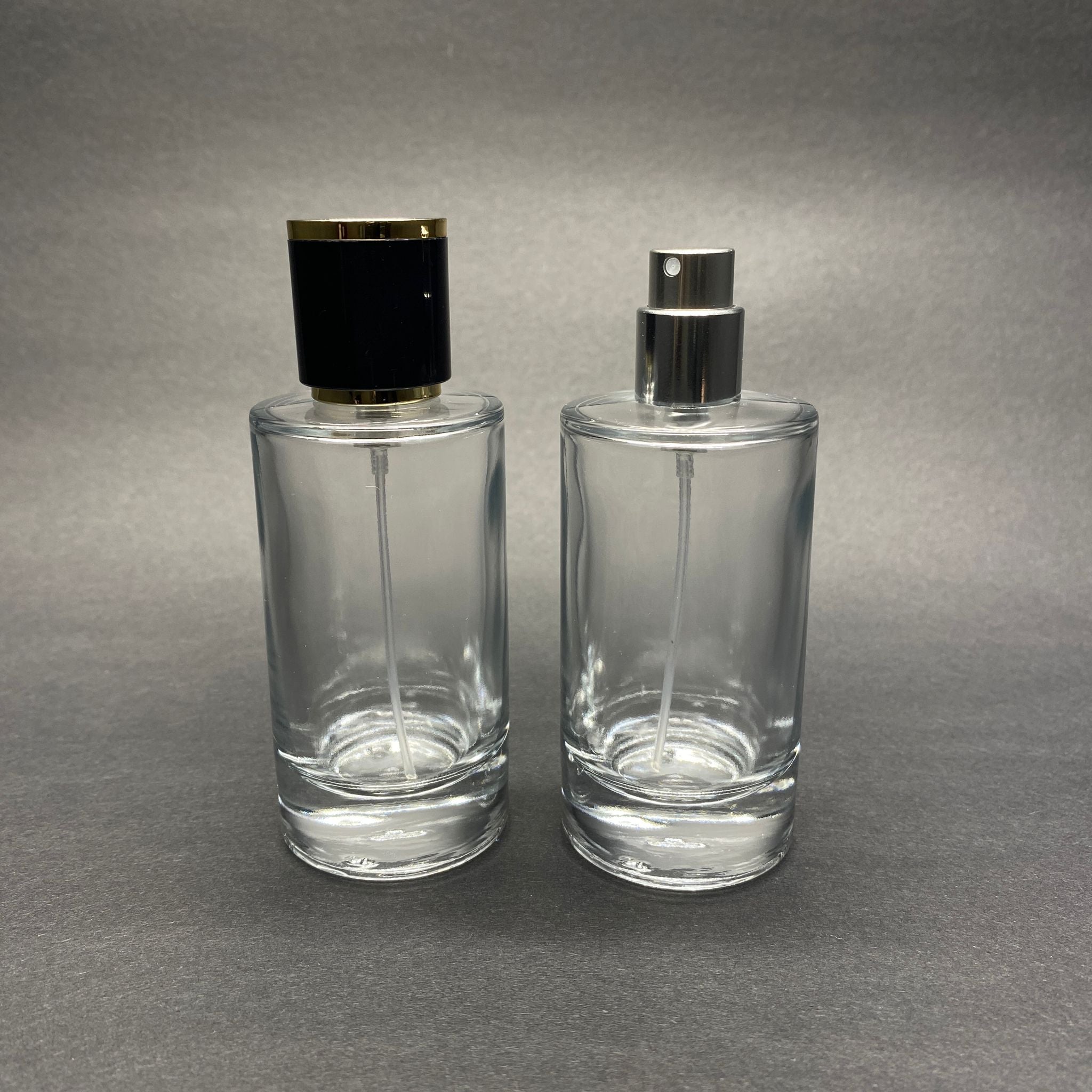 50 ML ЦИЛИНДРИЧЕН МОДЕЛ ЗА ПАРФЮМ MARS - СРЕБРИСТ МЕТАЛЕН СПРЕЙ + ЗЛАТНО ЧЕРНА КАПАЧКА (15 MM УСТИЯ, ЛЕСНО ЗАТВАРЯНЕ С Щракване)