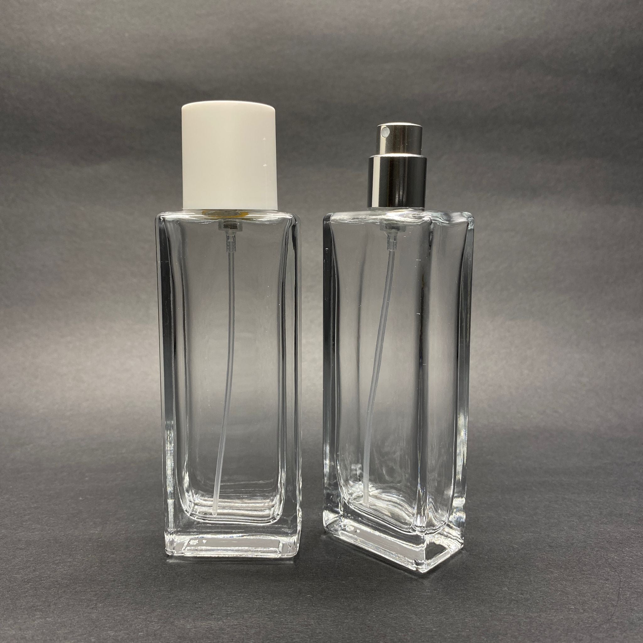 50 ML ПРАВОЪГЪЛЕН МОДЕЛ FORTUNE TALL БУТИЛКА ЗА ПАРФЮМ - СРЕБРИСТ МЕТАЛЕН СПРЕЙ + БЯЛА КАПАЧКА (15 MM УСТИЕ, ЛЕСНО ЗАТВАРЯНЕ С Щракване)