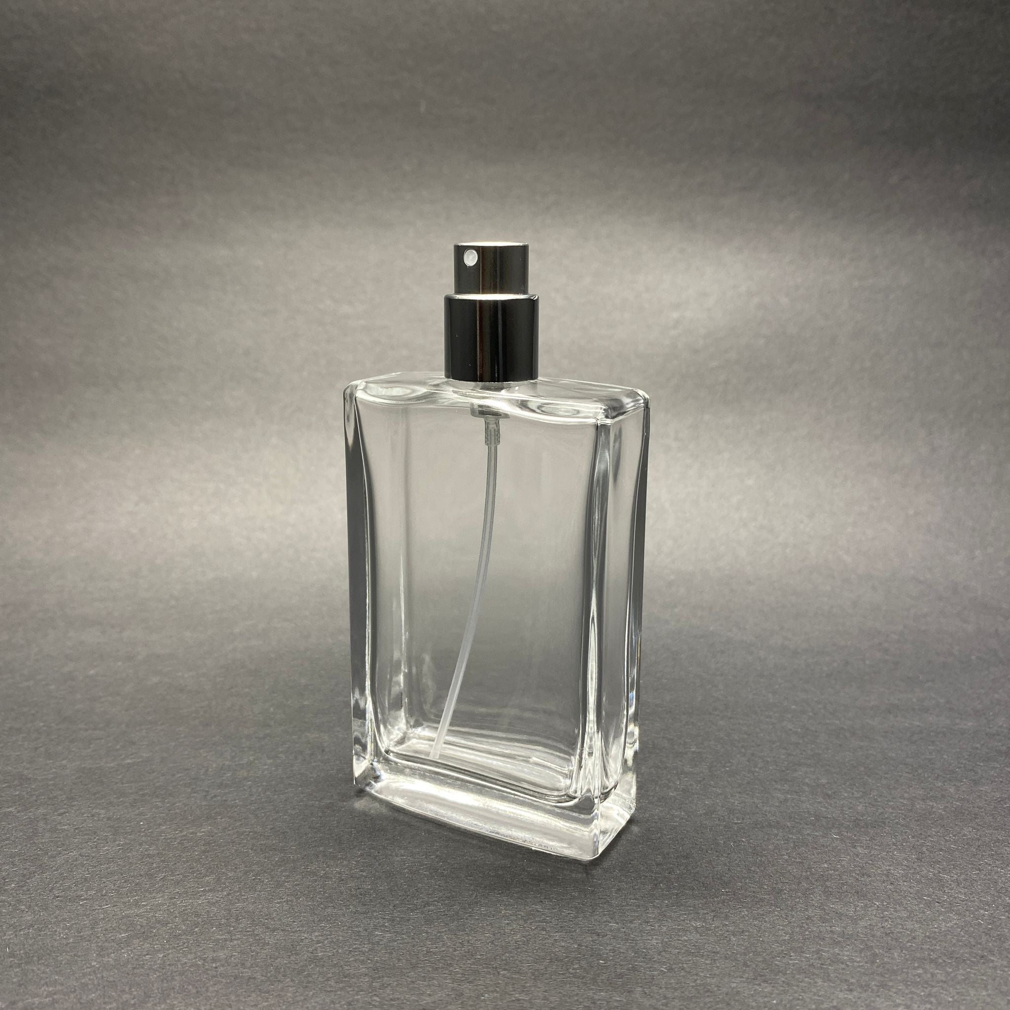 50 ML ПРАВОЪГЪЛНА БУТИЛКА ЗА ПАРФЮМ SOSSA - СРЕБРИСТ МЕТАЛЕН СПРЕЙ (15 MM УСТИЕ, ЛЕСНО ЗАТВАРЯНЕ С Щракване)