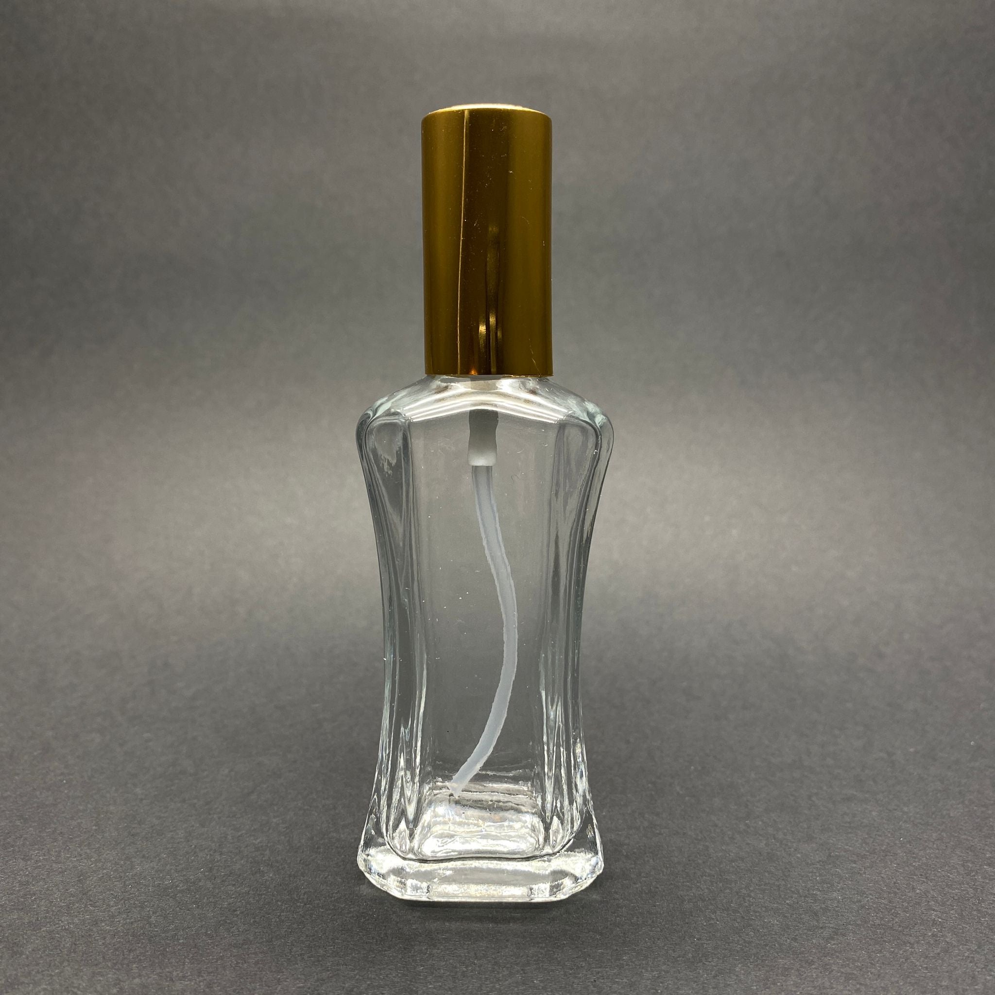 50 CC МИЛАНО МОДЕЛ СТЪКЛЕНА БУТИЛКА - ЗЛАТНА МЕТАЛНА КАПАЧКА - С БЯЛ СПРЕЙ - 50 ML ЛУКСОЗЕН ФЛАКОН ЗА ПАРФЮМ (+/- 5 ML ТОЛЕРАНС МОЖЕ ДА СЕ ДЪЛЖИ ОТ ДЕБЕЛИНАТА НА СТЪКЛОТО)