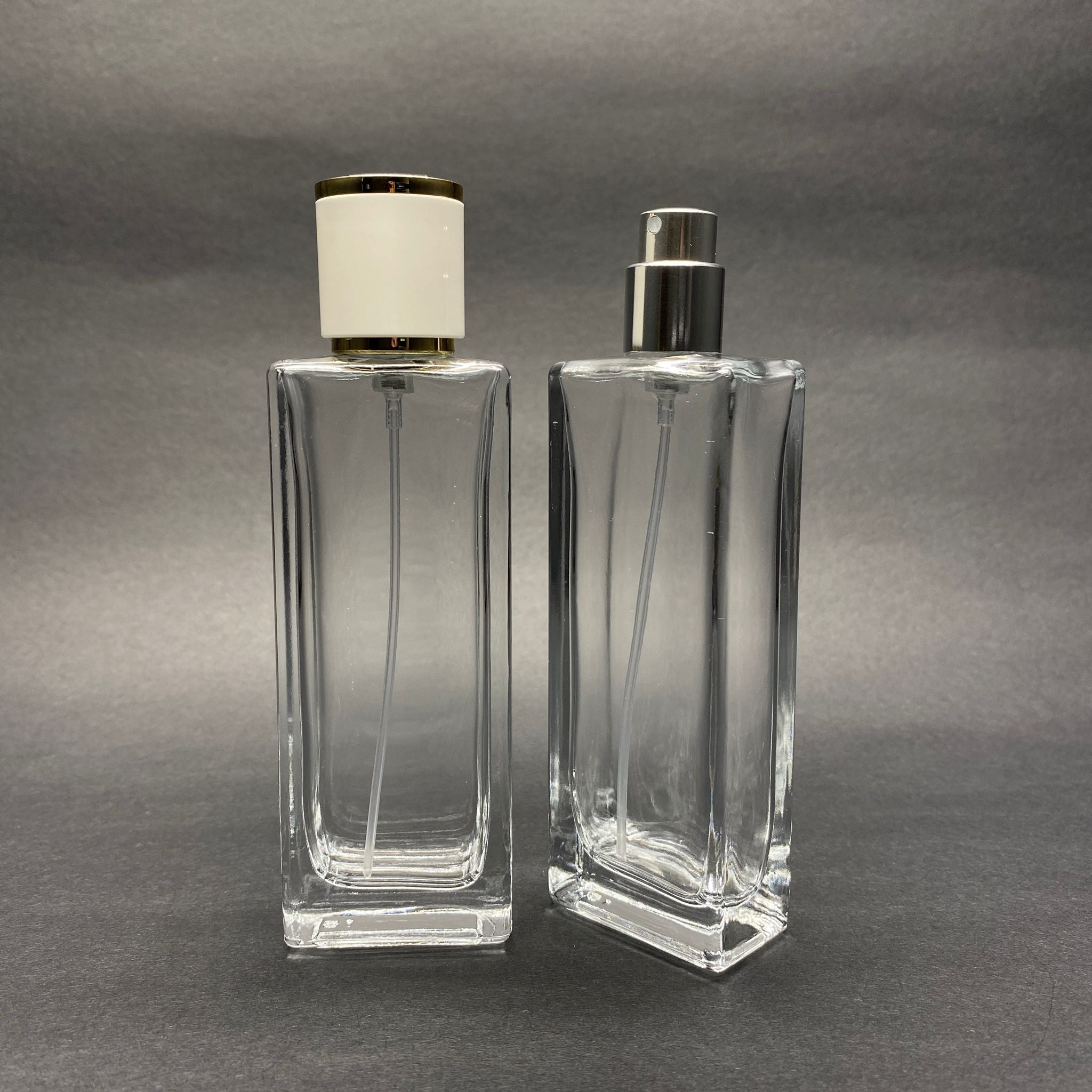 50 ML ПРАВОЪГЪЛЕН МОДЕЛ FORTUNE TALL БУТИЛКА ЗА ПАРФЮМ - СРЕБРИСТ МЕТАЛЕН СПРЕЙ + ЗЛАТНО БЯЛА КАПАЧКА (15 MM УСТИЕ, ЛЕСНО ЗАТВАРЯНЕ С Щракване)
