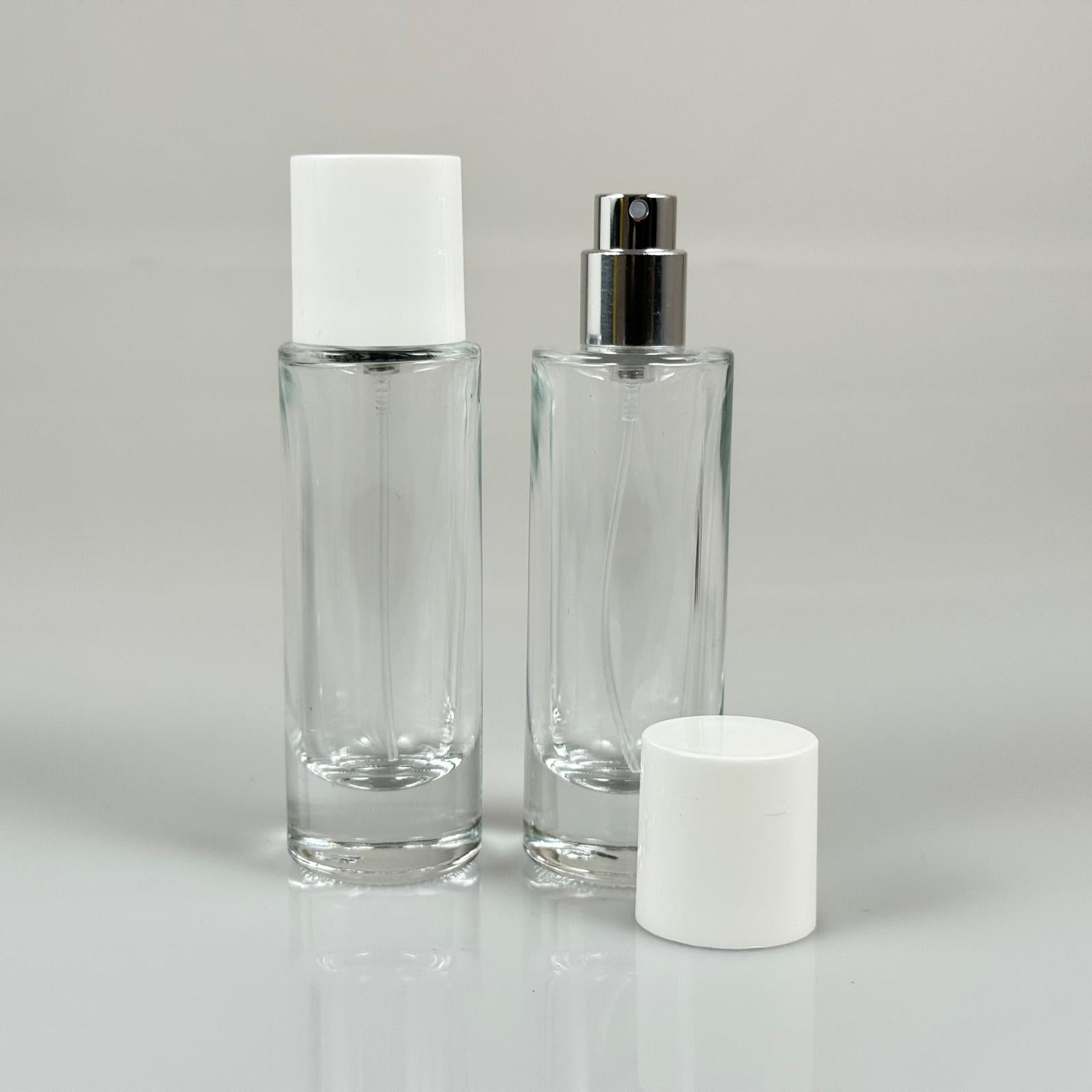 30 ML ЦИЛИНДРИЧЕН ДЪЛЪГ МОДЕЛ ФЛАКОН ЗА ПАРФЮМ - СРЕБРИСТ МЕТАЛЕН СПРЕЙ + БЯЛА ПЛАСТМАСОВА КАПАЧКА (15 MM УСТИЕ, ЛЕСНО ЗАТВАРЯНЕ С Щракване)