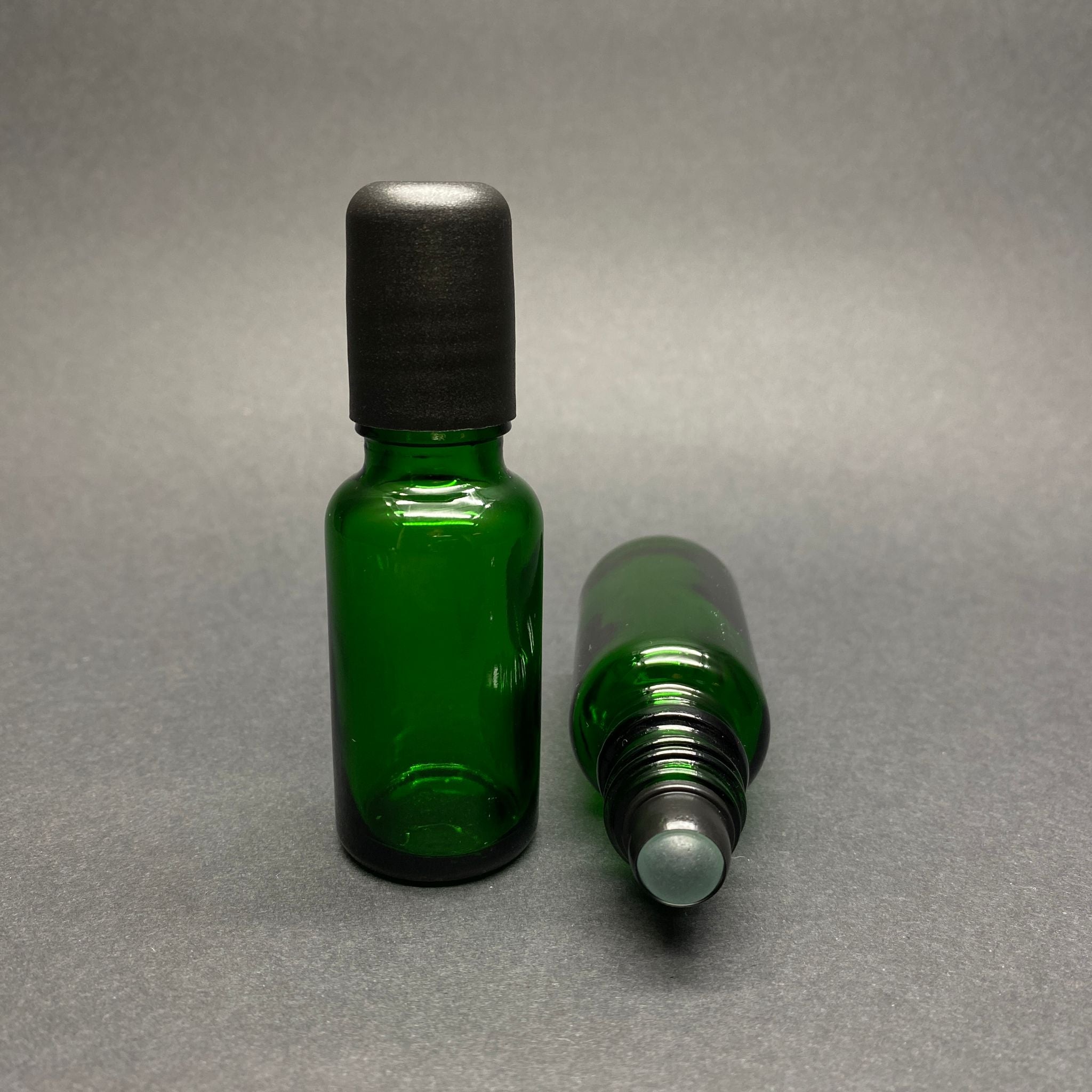 20 CC ЗЕЛЕНА СТЪКЛЕНА РОЛ-ОН БУТИЛКА - ЧЕРНА КАПАЧКА - 20 ML СТЪКЛЕНА ТОПЧЕТА БУТИЛКА - СТЪКЛЕНА РОЛ-ОН БУТИЛКА - СТЪКЛЕНА БУТИЛКА С ЕССЕНЦИЯ