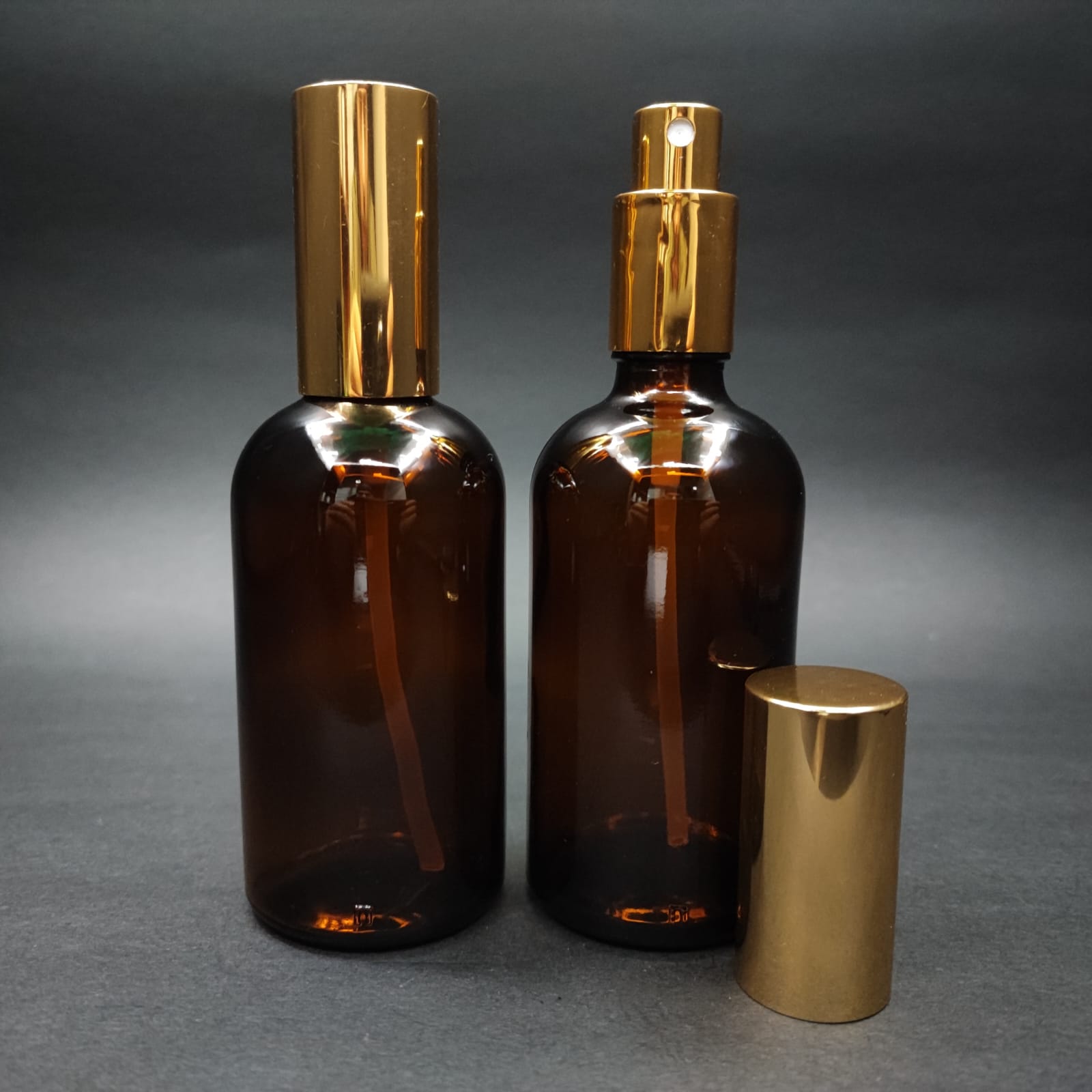100 ML ЛУКСОЗНИ БУТИЛКИ ЗА ПАРФЮМ С ВИНТОВ КЛАП - 100 CC КЕХЛИБАРИРАНА СТЪКЛЕНА БУТИЛКА - КОМПЛЕКТ СЪС ЗЛАТНА МЕТАЛНА КАПАЧКА ЗА СПРЕЙ.