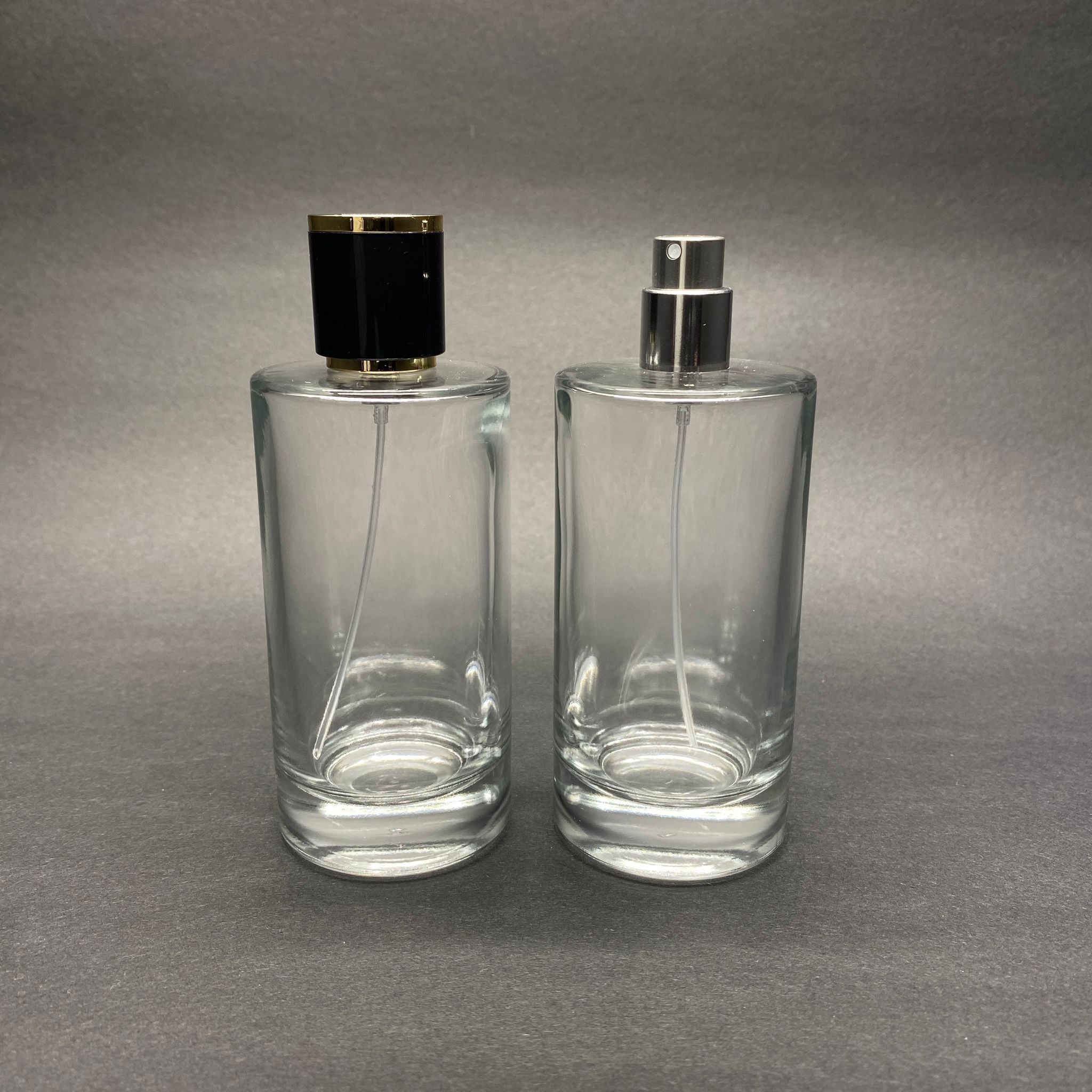 100 ML ЦИЛИНДРИЧЕН МОДЕЛ БУТИЛКА ЗА ПАРФЮМ SAVAGE - СРЕБРИСТ МЕТАЛЕН СПРЕЙ + ЗЛАТНО ЧЕРНА КАПАЧКА (15 ММ УСТИЕ, ЛЕСНО ЗАТВАРЯНЕ С Щракване)