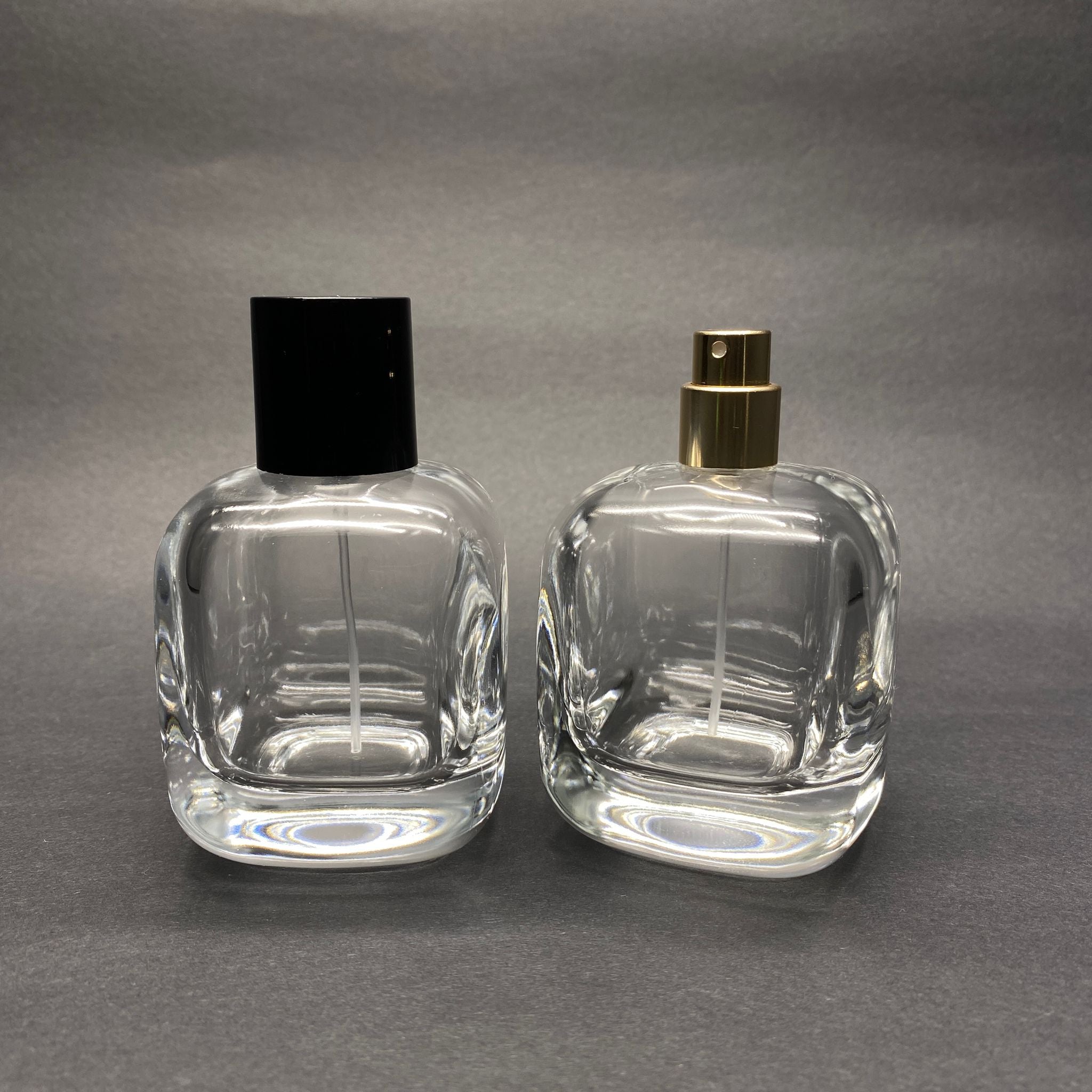100 ML ОВАЛЕН КВАДРАТЕН МОДЕЛ СЪРЦЕВО ФЛАКОНО ЗА ПАРФЮМ - ЗЛАТЕН МЕТАЛЕН СПРЕЙ + ЧЕРНА КАПАЧКА (15 ММ УСТИЕ, ЛЕСНО ЗАТВАРЯНЕ С Щракване)