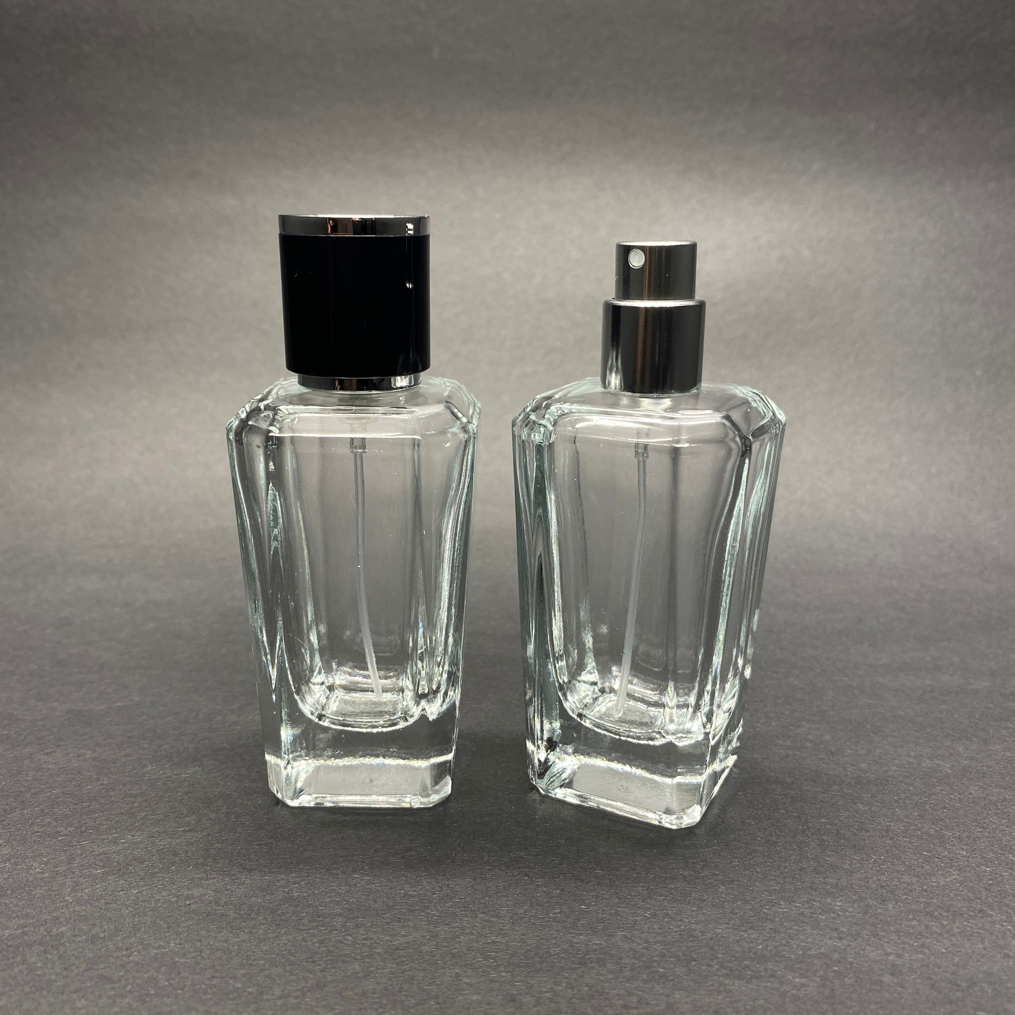 50 ML КВАДРАТЕН МОДЕЛ ЗА ПАРФЮМ MIRA - СРЕБРИСТ МЕТАЛЕН СПРЕЙ + СРЕБРИСТНО ЧЕРНА КАПАЧКА (15 ММ УСТИЕ, ЛЕСНО ЗАТВАРЯНЕ С Щракване)