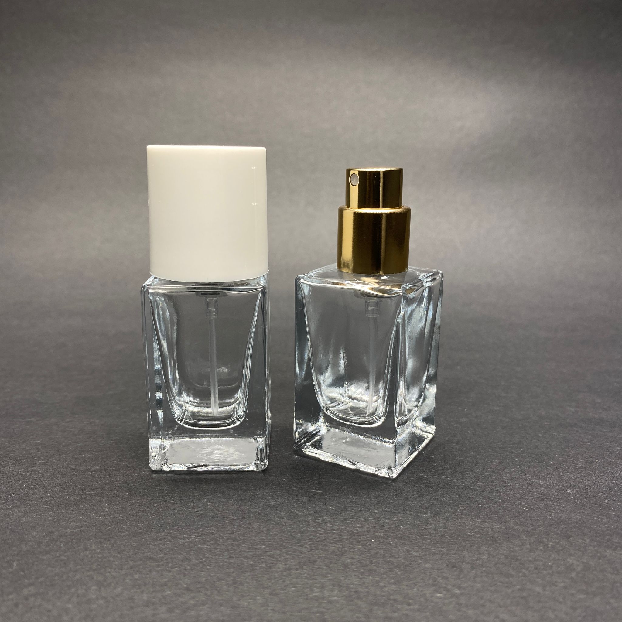 15 ML КВАДРАТЕН МОДЕЛ ЗА ПАРФЮМ BLOOM - ЗЛАТЕН МЕТАЛЕН СПРЕЙ + БЯЛА КАПАЧКА (15 MM УСТИЕ, ЛЕСНО ЗАТВАРЯНЕ С Щракване)
