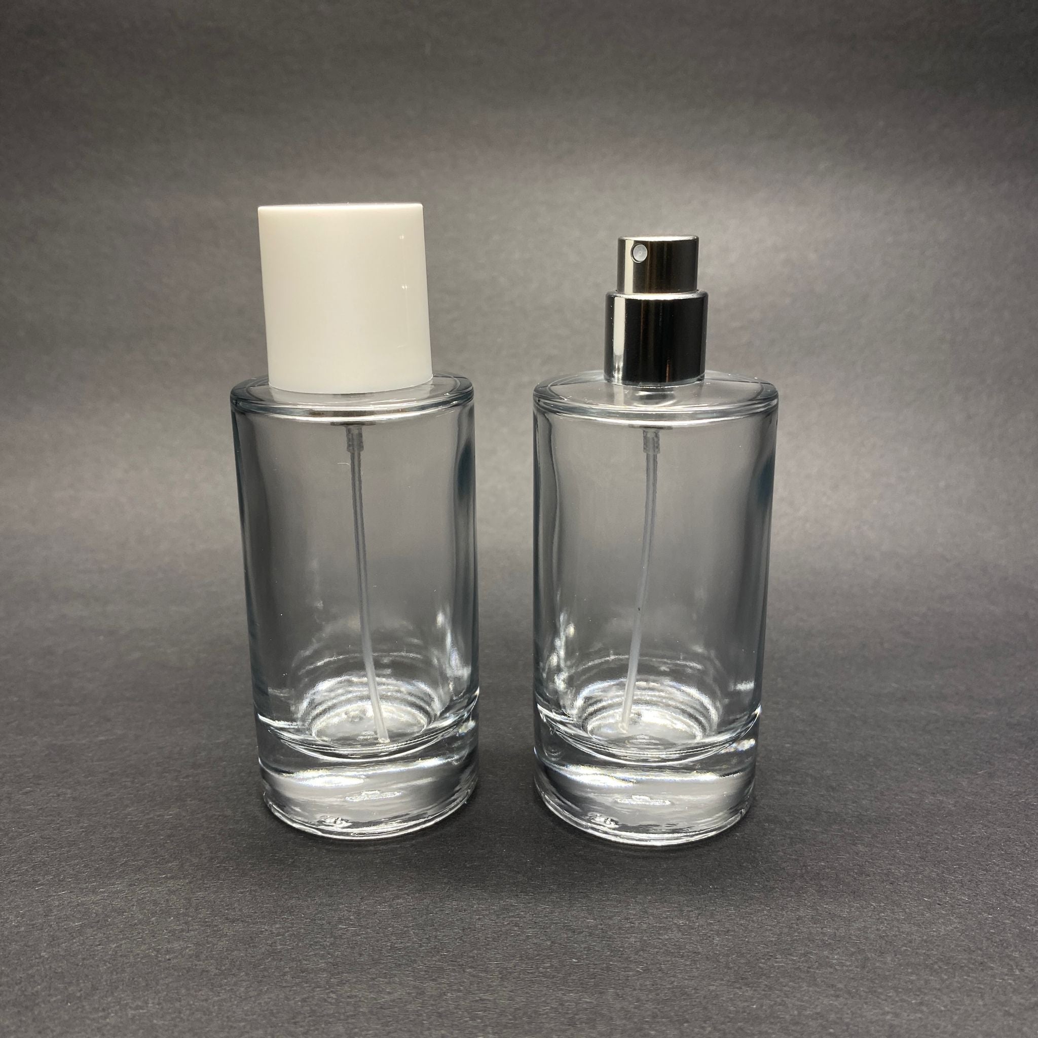 50 ML ЦИЛИНДРИЧЕН МОДЕЛ МАРС ПАРФЮМНА БУТИЛКА - СРЕБРИСТ МЕТАЛЕН СПРЕЙ + БЯЛА КАПАЧКА (15 ММ УСТИЕ, ЛЕСНО ЗАТВАРЯНЕ С Щракване)
