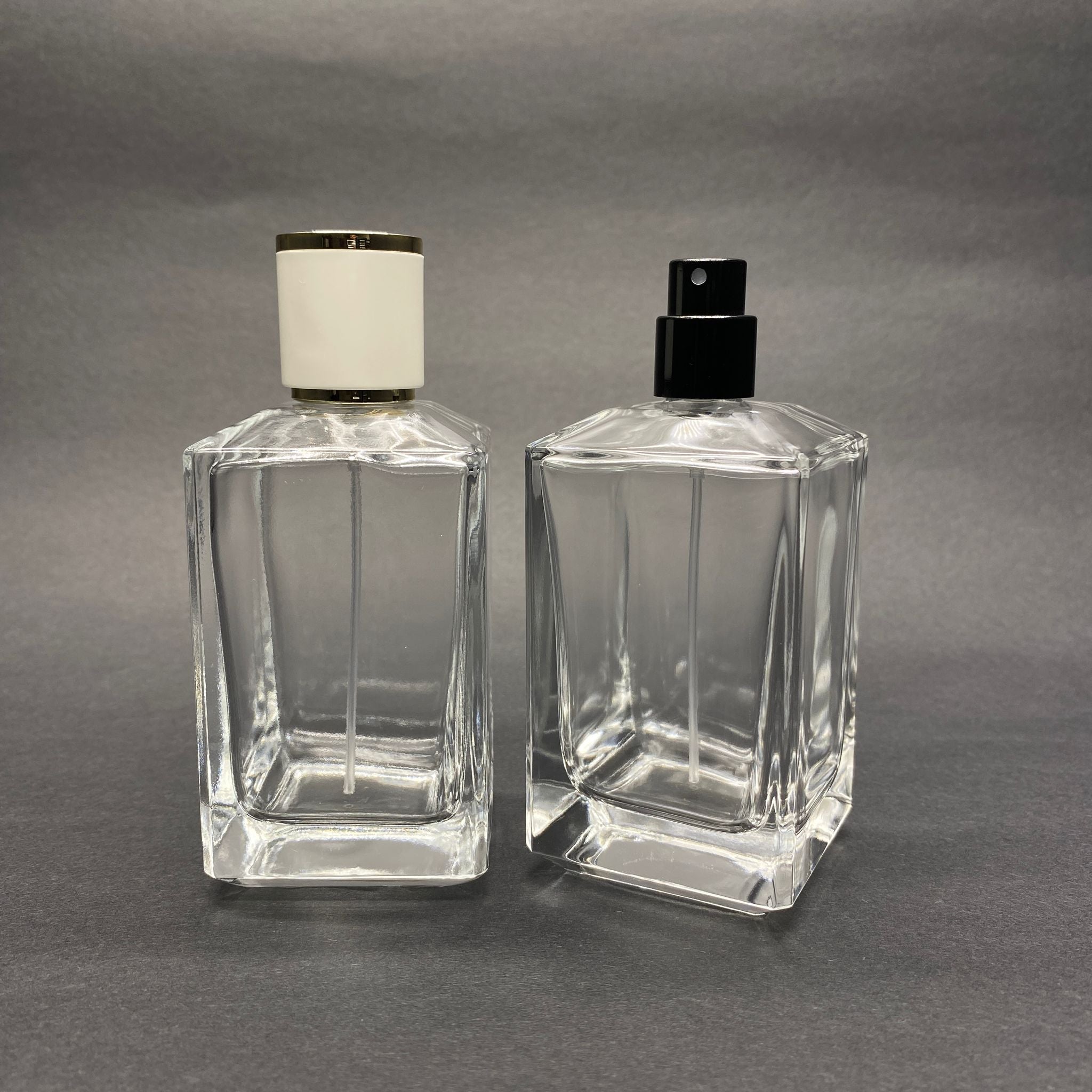 100 ML КОНИЧНА БУТИЛКА ЗА ПАРФЮМ С ПРИЗМА - ЧЕРЕН МЕТАЛЕН СПРЕЙ + ЗЛАТНО БЯЛА КАПАЧКА (15 ММ УСТИЯ, ЛЕСНО ЗАТВАРЯНЕ)