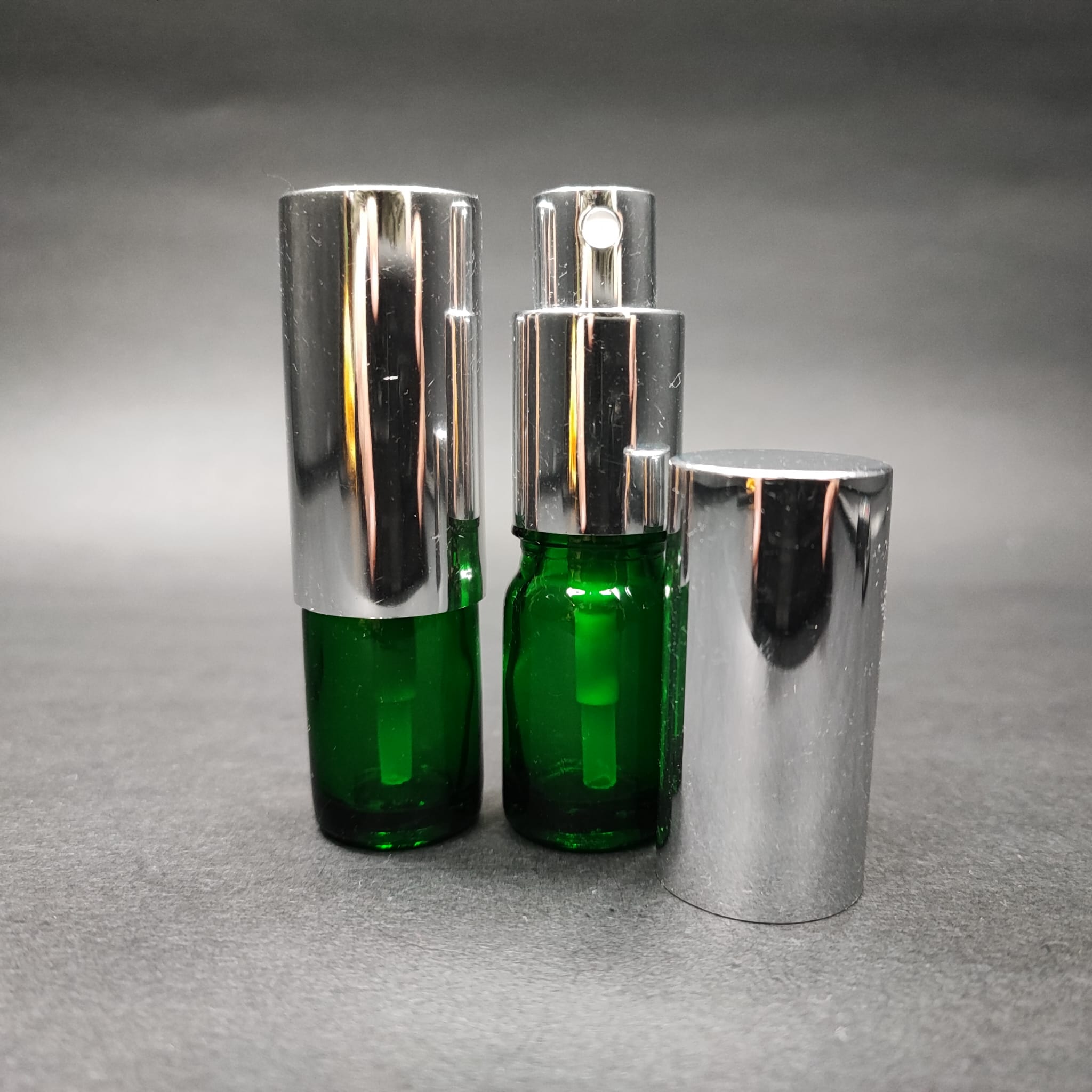 5 ML ЛУКСОЗНИ БУТИЛКИ ЗА ПАРФЮМ С ВИНТОВА ВЕНТИЛА - 5 CC ЗЕЛЕНА СТЪКЛЕНА БУТИЛКА - КОМПЛЕКТ СЪС СРЕБРИСТА МЕТАЛНА КАПАЧКА ЗА СПРЕЙ.