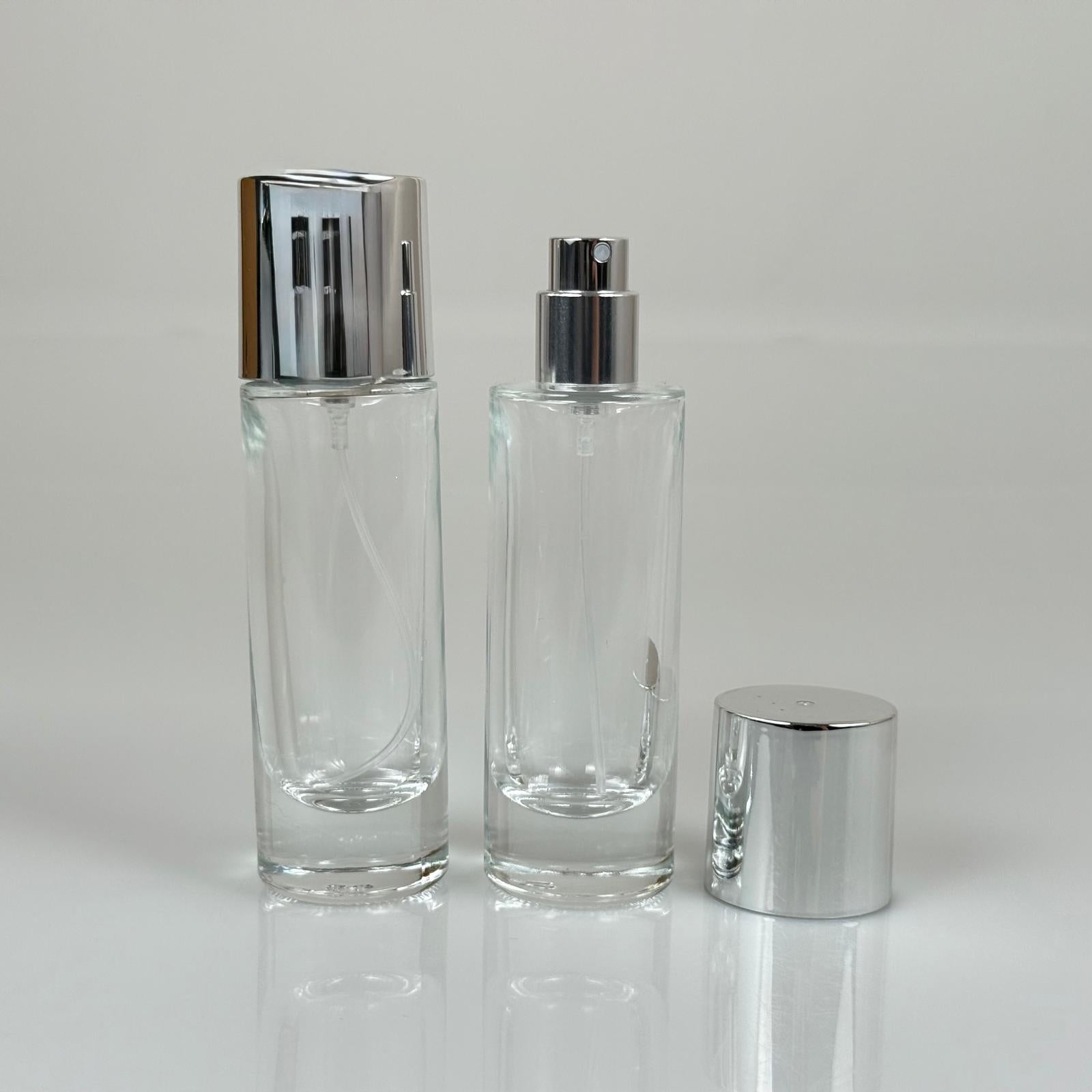 30 ML ЦИЛИНДРИЧЕН ДЪЛЪГ МОДЕЛ ФЛАКОН ЗА ПАРФЮМ - СРЕБРИСТ МЕТАЛЕН СПРЕЙ + СРЕБРИСТА ШИРОКА КАПАЧКА (15 ММ УСТИЕ, ЛЕСНО ЗАТВАРЯНЕ С Щракване)