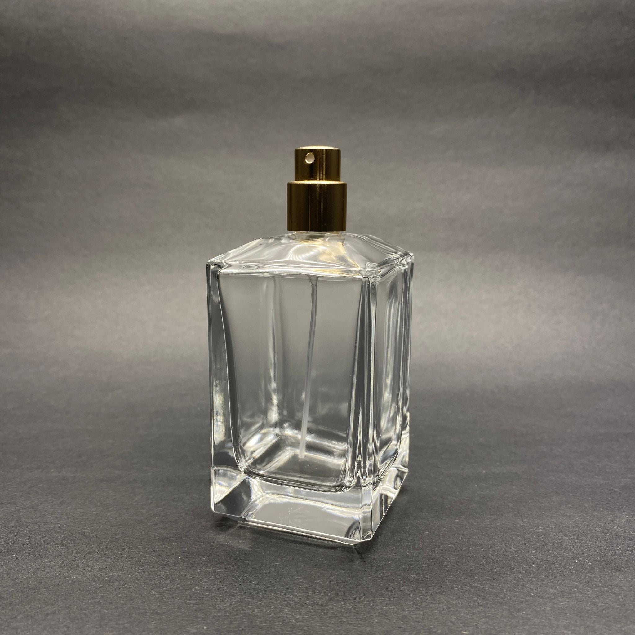 100 ML ЪГЛОВ КОНУСЕН МОДЕЛ ПРИЗМА ЗА ПАРФЮМ - ЗЛАТЕН МЕТАЛЕН СПРЕЙ (15 MM УСТИЯ, ЛЕСНО ЗАТВАРЯНЕ С Щракване)