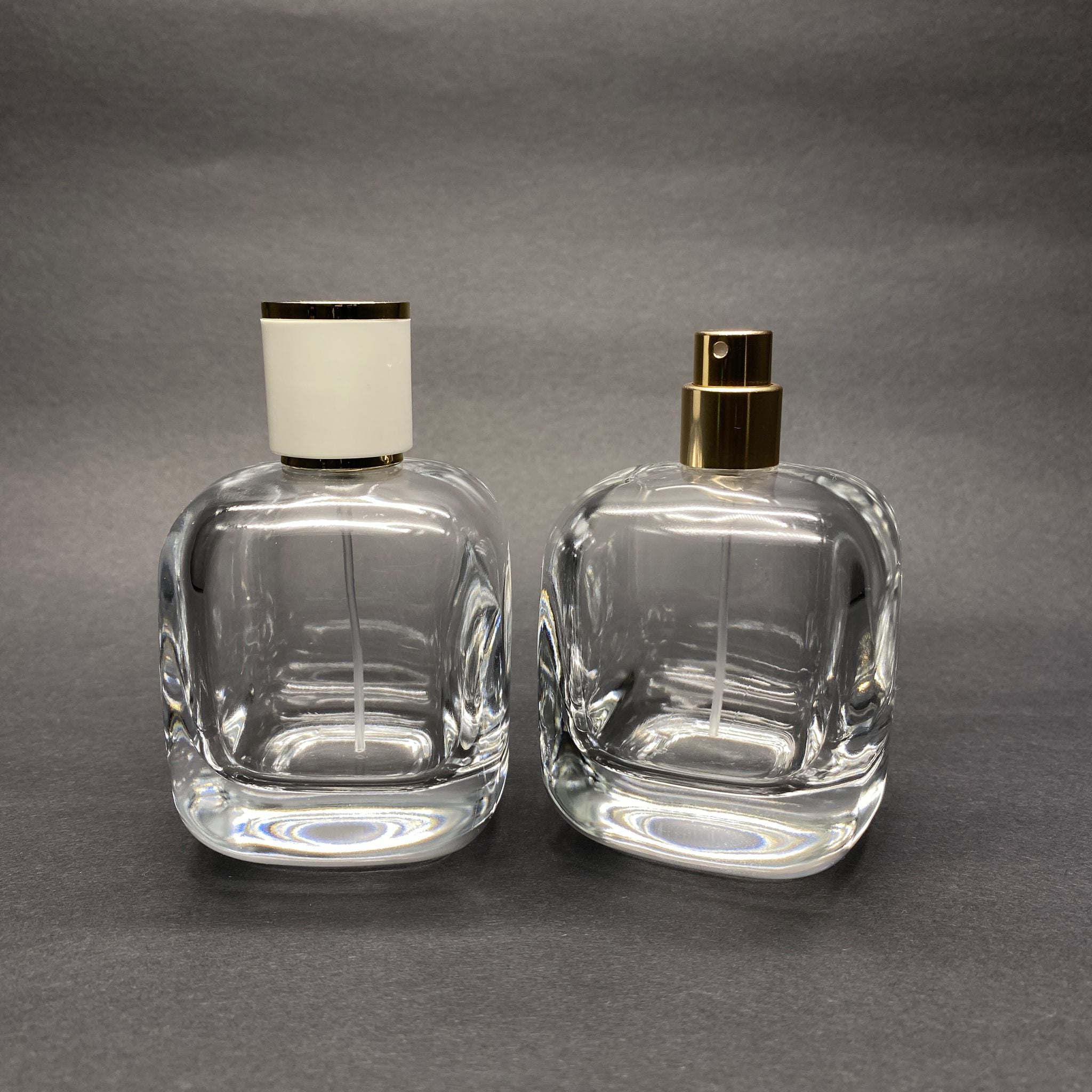 100 ML ОВАЛЕН КВАДРАТЕН МОДЕЛ СЪРЦЕВО ФЛАКОНО ЗА ПАРФЮМ - ЗЛАТЕН МЕТАЛЕН СПРЕЙ + ЗЛАТНО БЯЛА КАПАЧКА (15 ММ УСТИЯ, ЛЕСНО ЗАТВАРЯНЕ С Щракване)