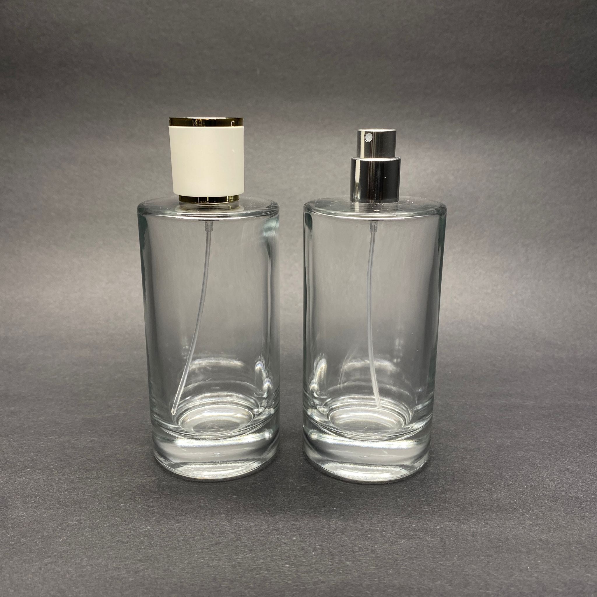 100 ML ЦИЛИНДРИЧЕН МОДЕЛ БУТИЛКА ЗА ПАРФЮМ SAVAGE - СРЕБРИСТ МЕТАЛЕН СПРЕЙ + ЗЛАТНО БЯЛА КАПАЧКА (15 ММ УСТИЕ, ЛЕСНО ЗАТВАРЯНЕ С Щракване)